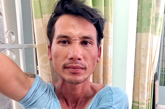 Canh sat tay khong quat nga ten trom dang bo chay hinh anh