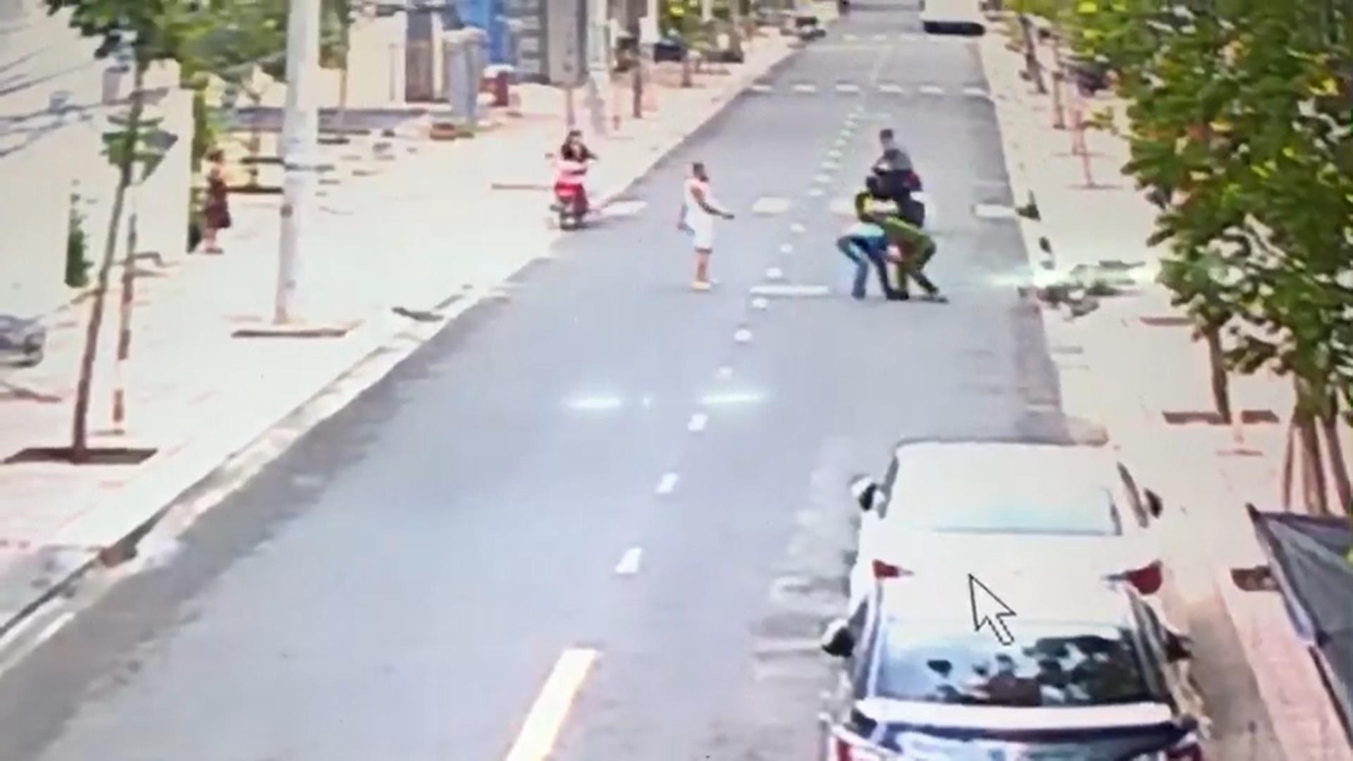 Canh sat khu vuc ke luc lao theo quat nga ten trom hinh anh