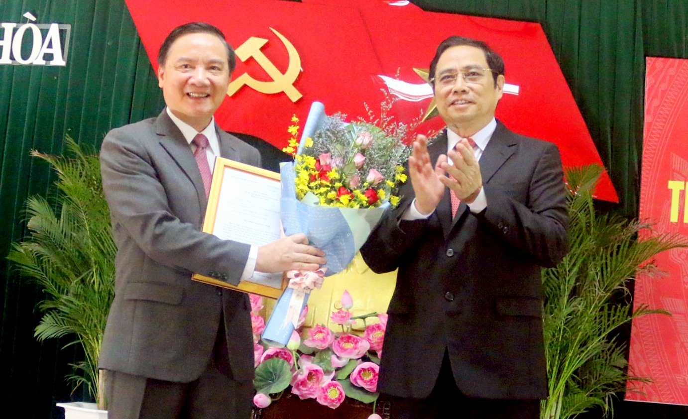 Ong Nguyen Khac Dinh nham chuc Bi thu Tinh uy Khanh Hoa hinh anh