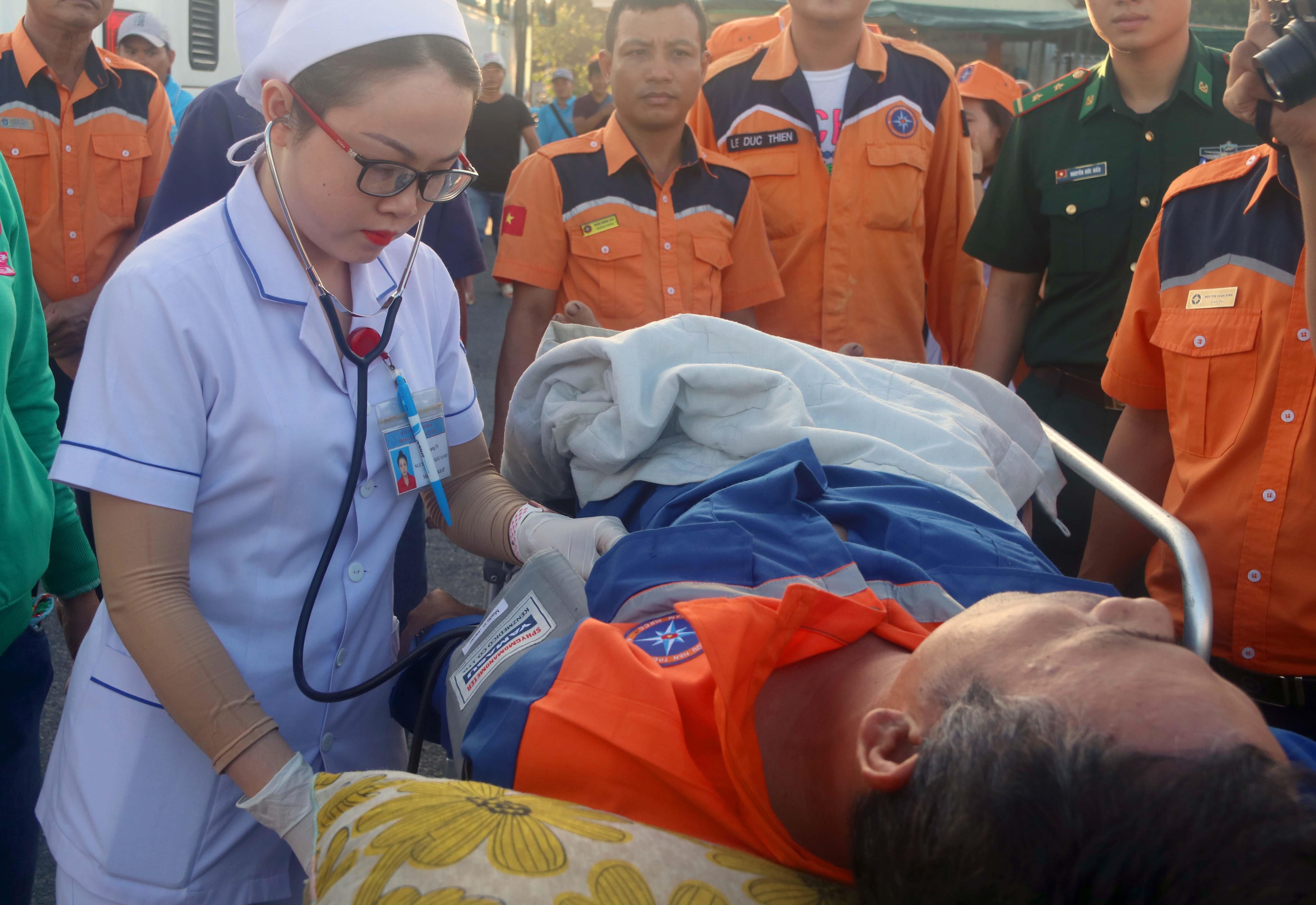 Cuu ngu dan Quang Nam gap nan tren vung bien Truong Sa hinh anh