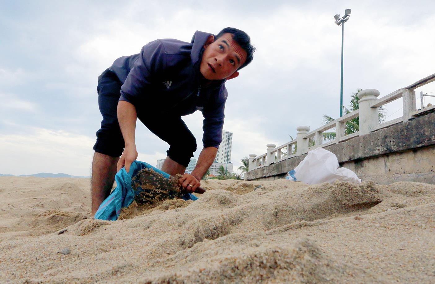 Dan Nha Trang ra bien xuc cat ve chong bao hinh anh