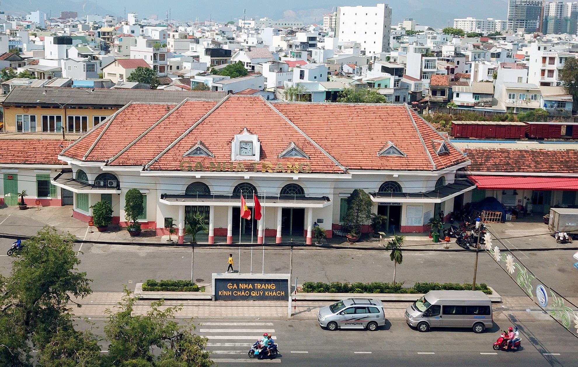 Nha ga 80 tuoi o Nha Trang truoc de xuat di doi hinh anh