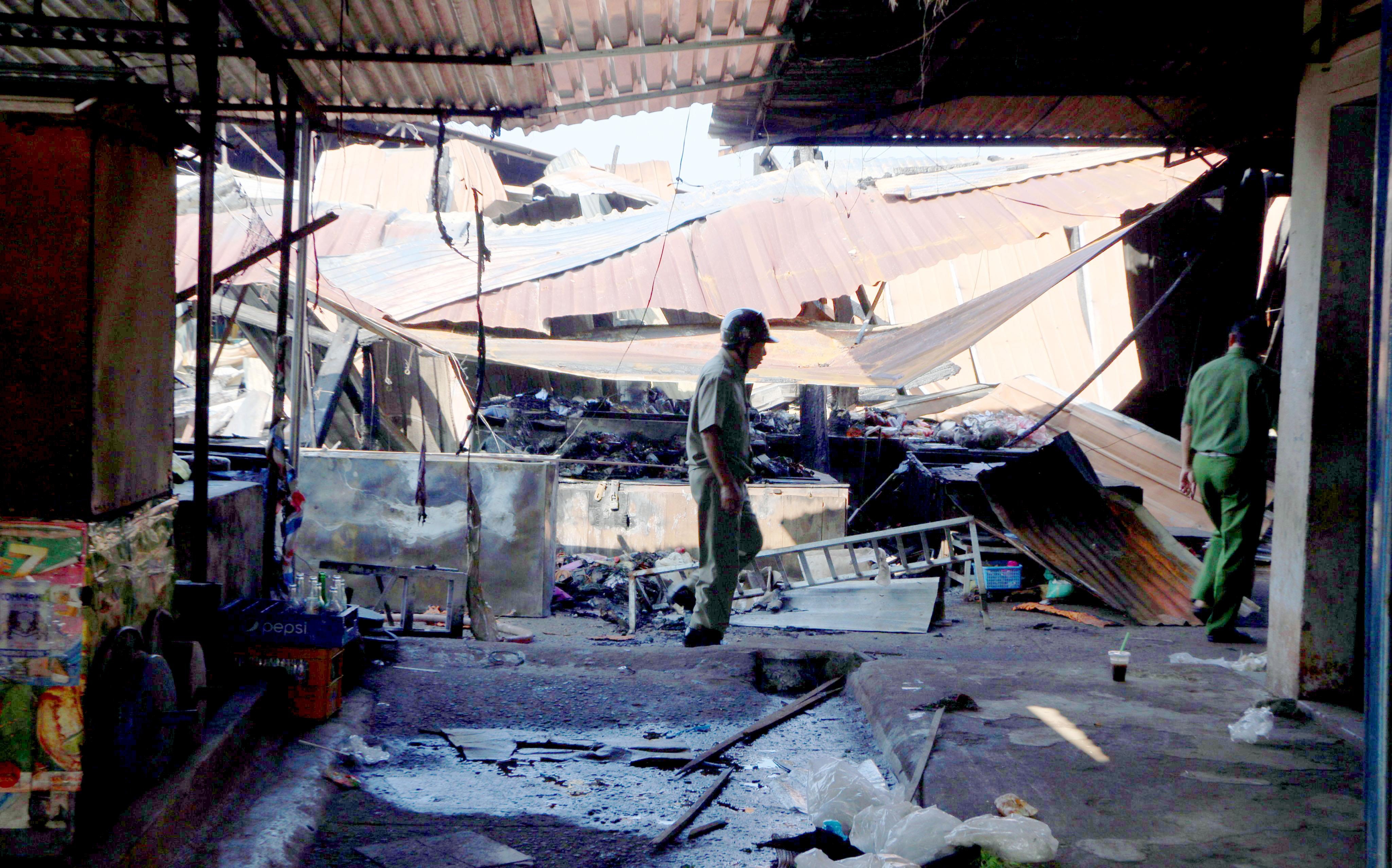 40 gian hang o cho Phuoc Long bi thieu rui trong dem hinh anh