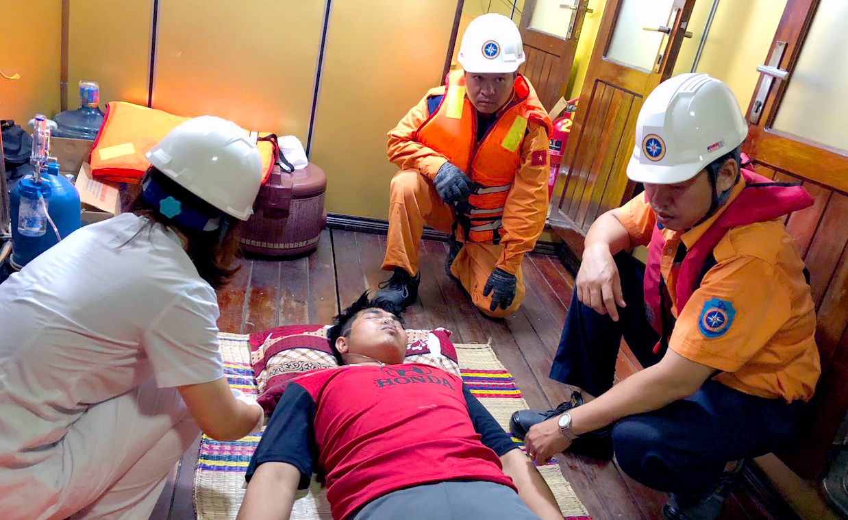 Cuu thuyen vien Thai Lan hon me tren bien hinh anh