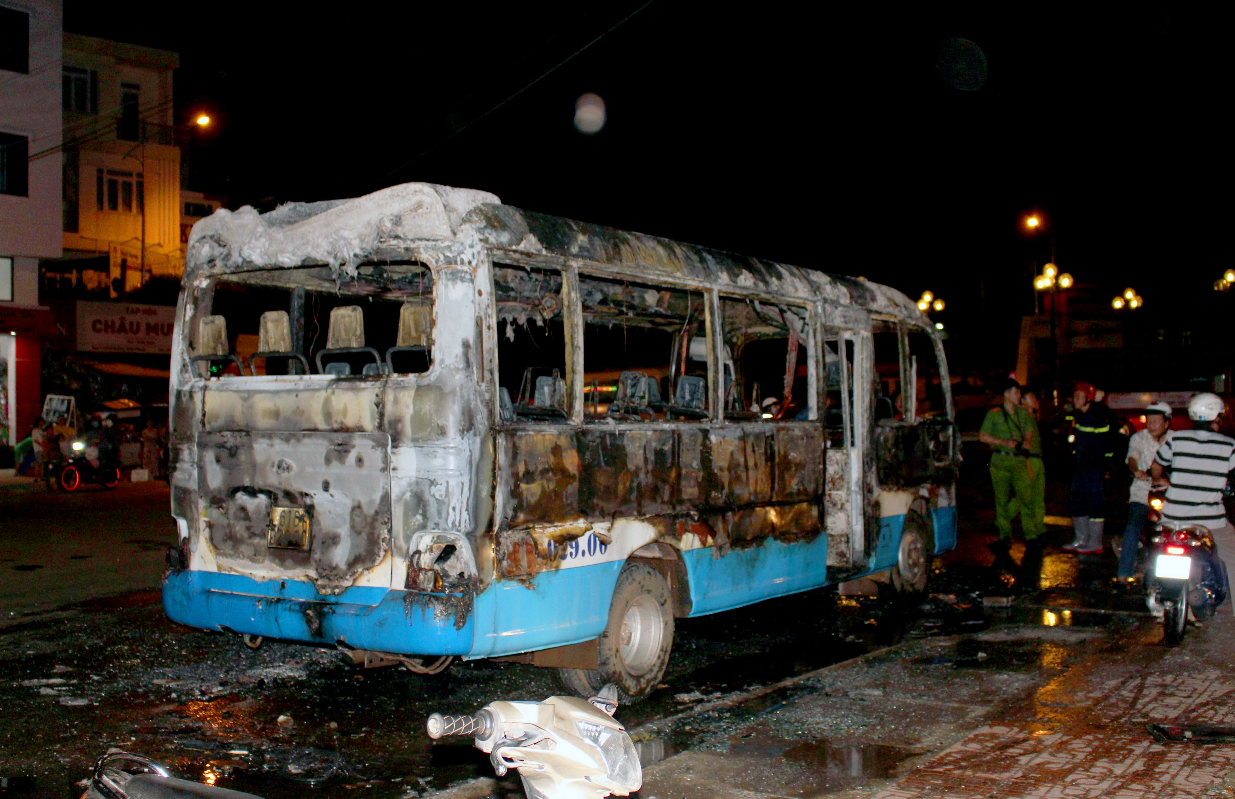 Xe cho cong nhan chay tro khung hinh anh