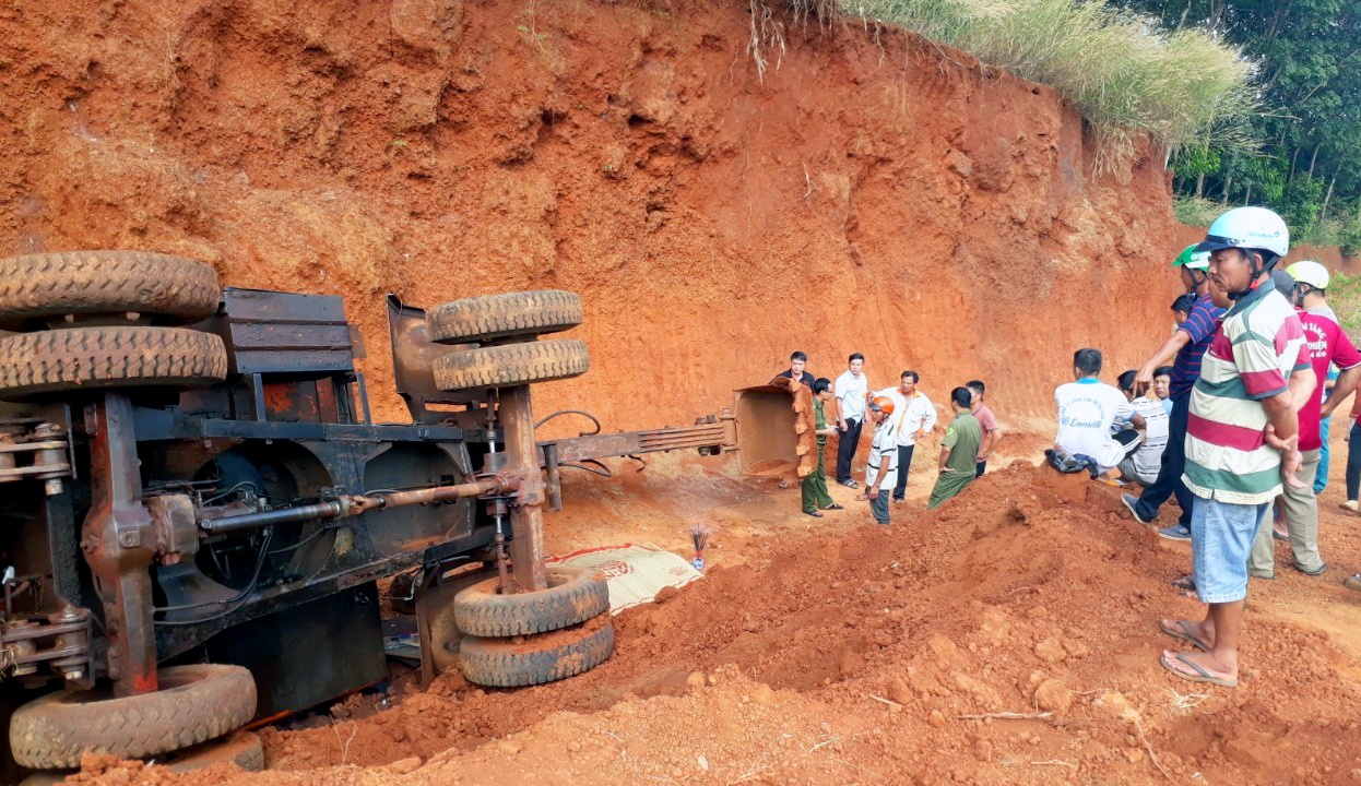 Xe muc dat lat nghieng de chet tai xe hinh anh