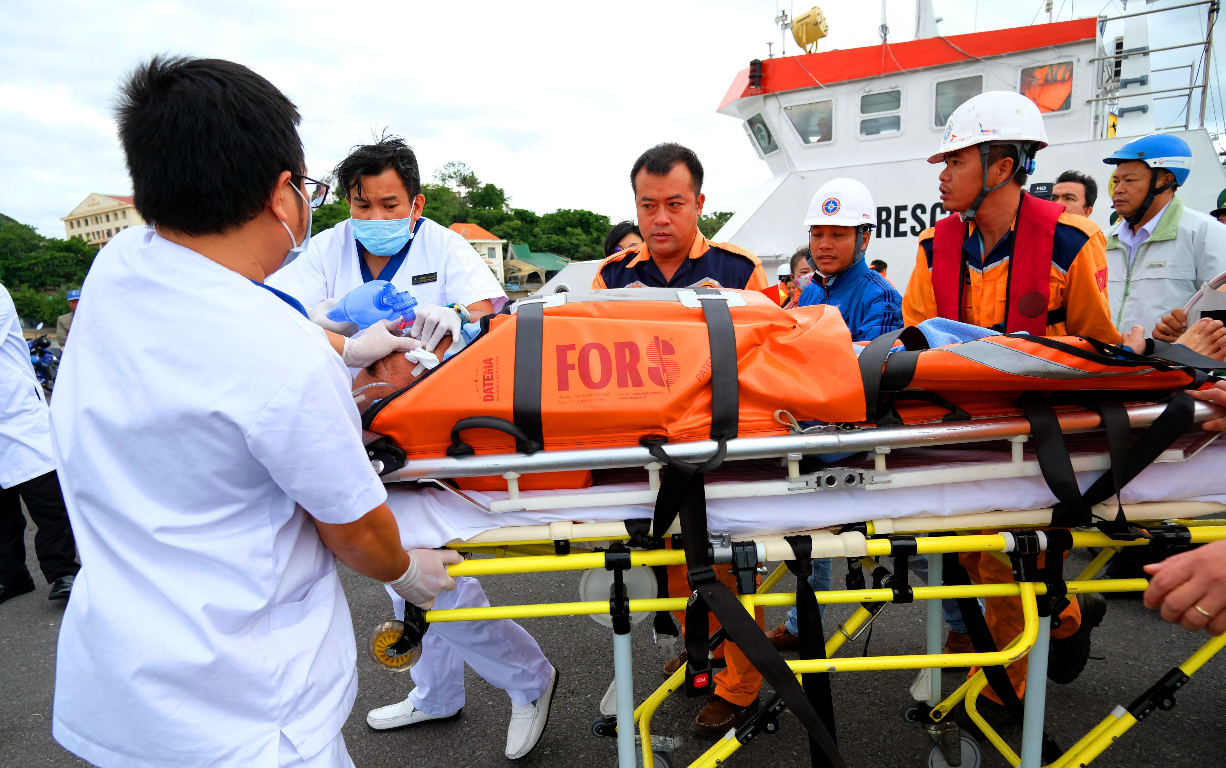 Cuu du khach nguoi Nhat bi dot quy tren bien hinh anh