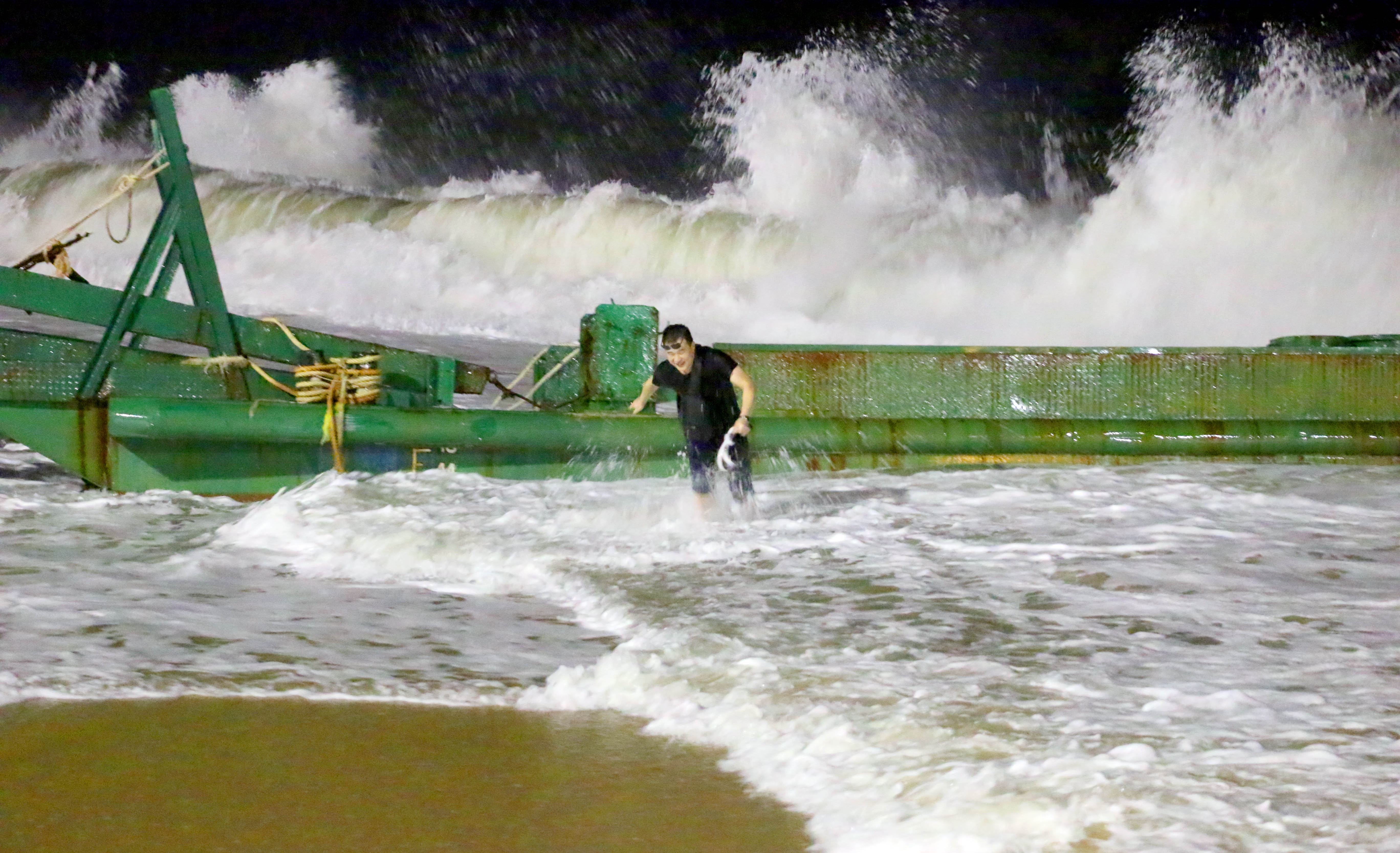 Tàu mắc cạn trên bãi biển Nha Trang ảnh 2 Tau mac can tren bai bien Nha Trang anh 2