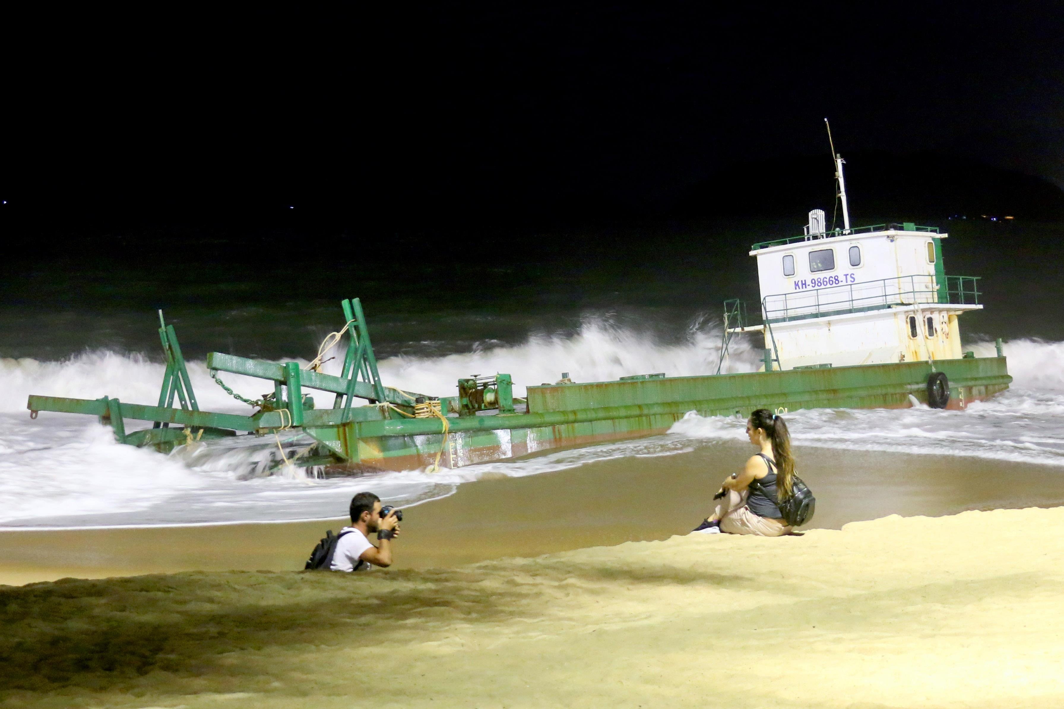 Tau hon 30 m mac ket o Nha Trang hinh anh