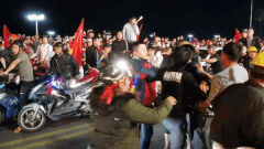 Phao sang, danh nhau o Nha Trang sau chien thang cua U22 Viet Nam hinh anh