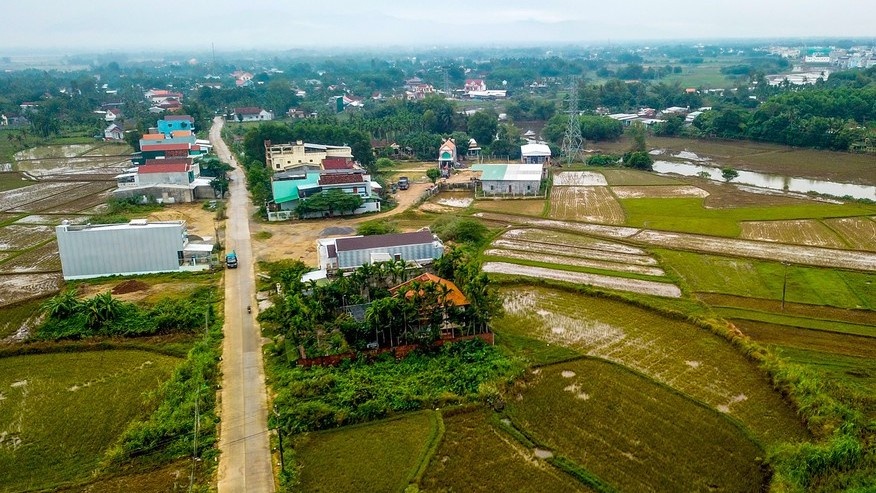 Ban dat trai phep tren Facebook anh 1