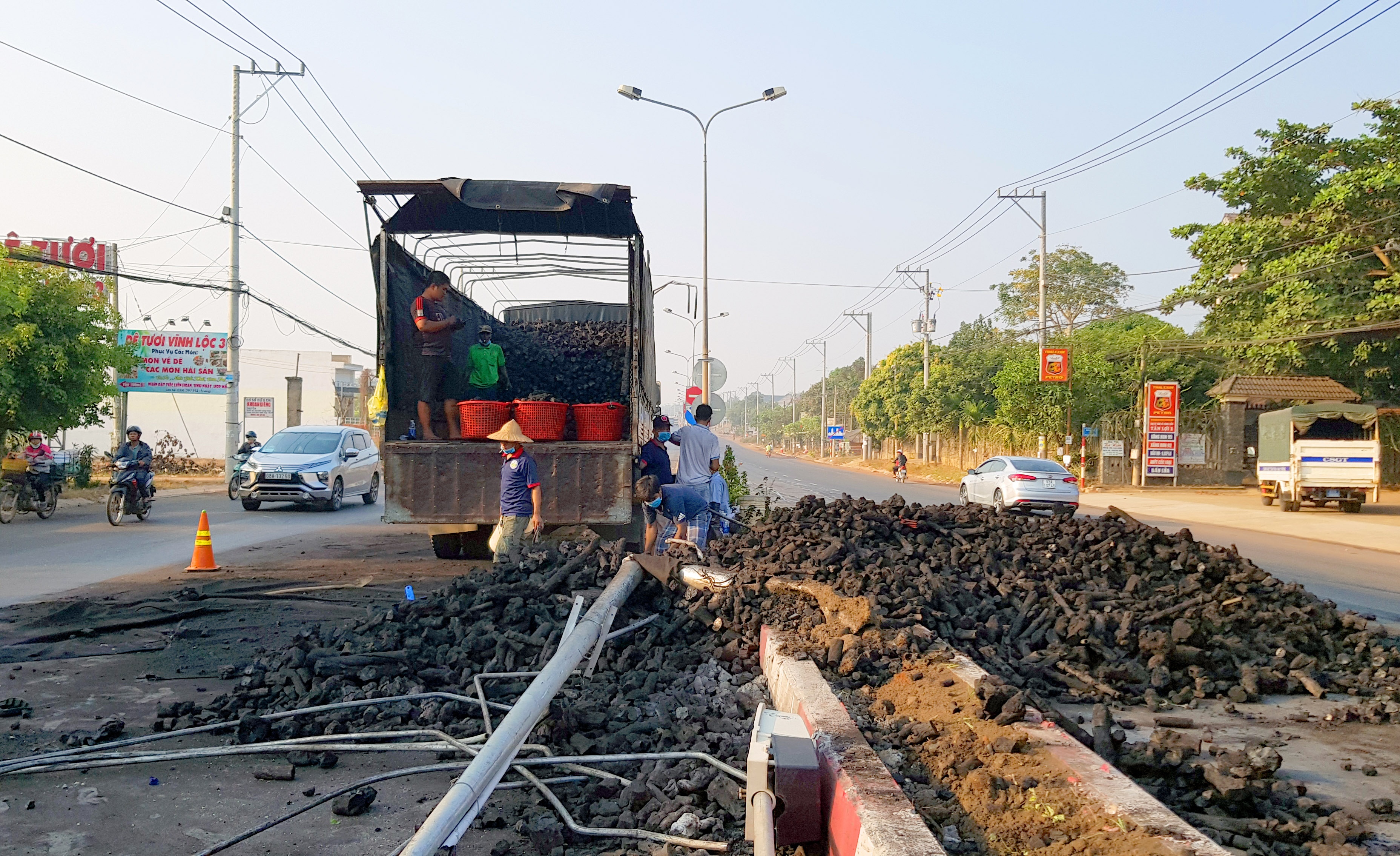 Tai xe ngu guc gay tai nan, hang tan than do ra duong hinh anh