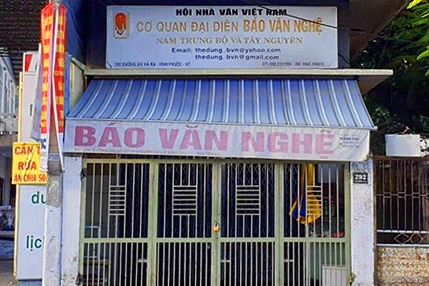 Dinh chi cong tac, rut the nha bao mot phong vien bi to lua dao hinh anh