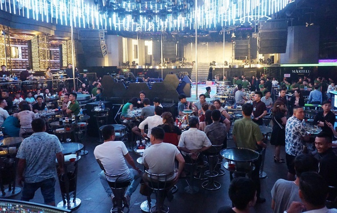 Canh sat dot kich vu truong Lodge, tam giu 150 nguoi hinh anh