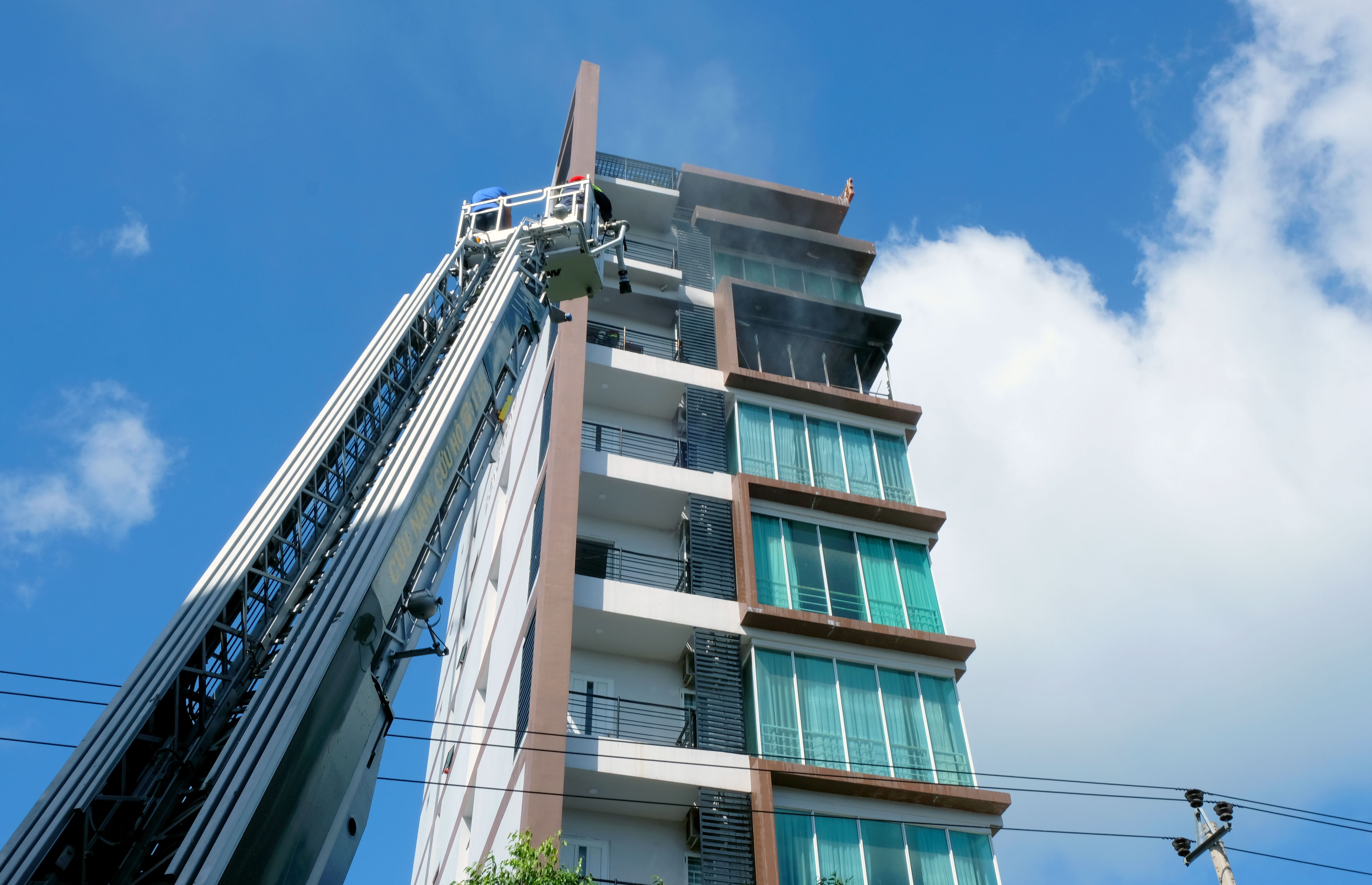 Chay khach san 8 tang o trung tam TP Nha Trang hinh anh