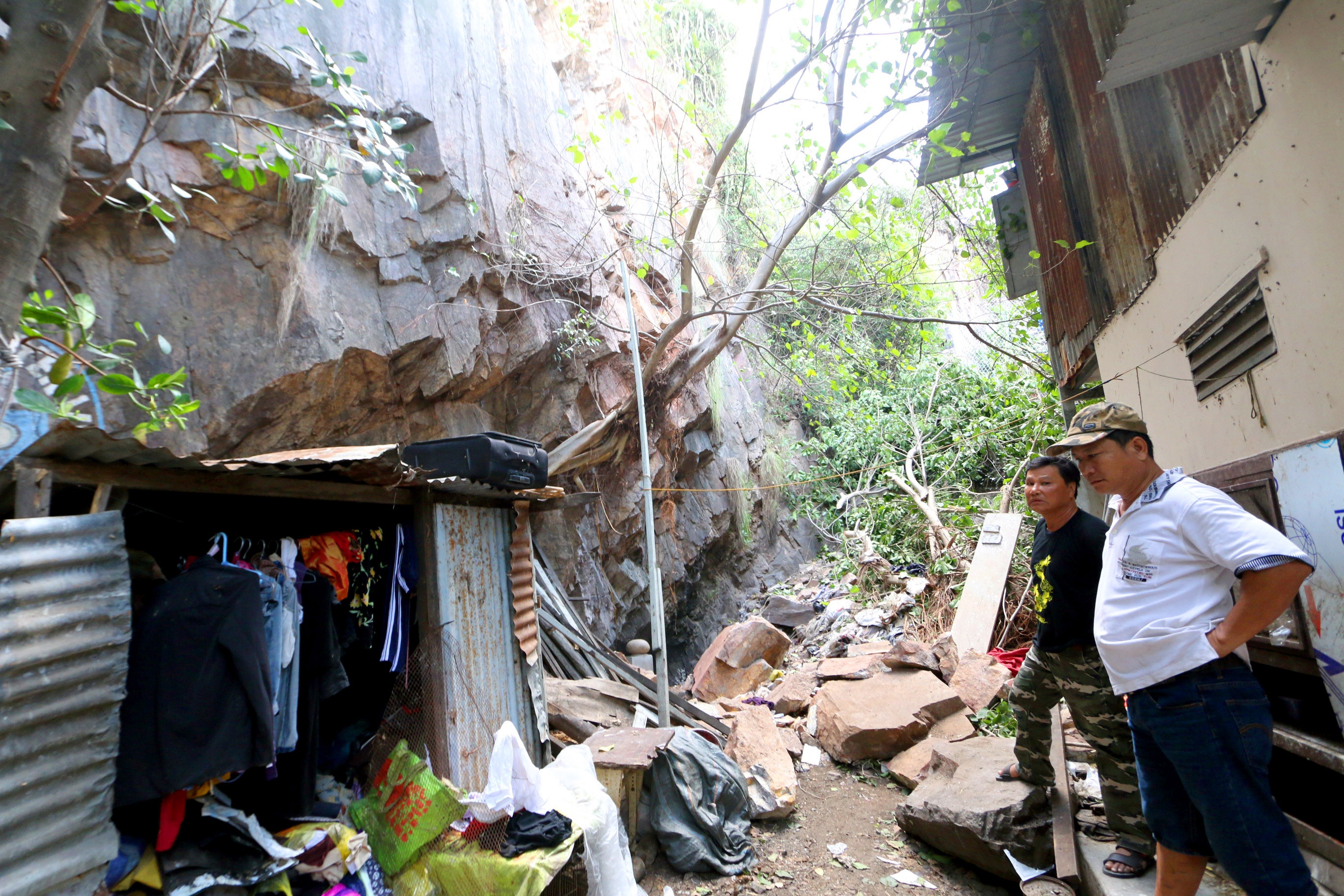 Lo nui o Nha Trang, 2 me con bi da de dut chan, tay hinh anh