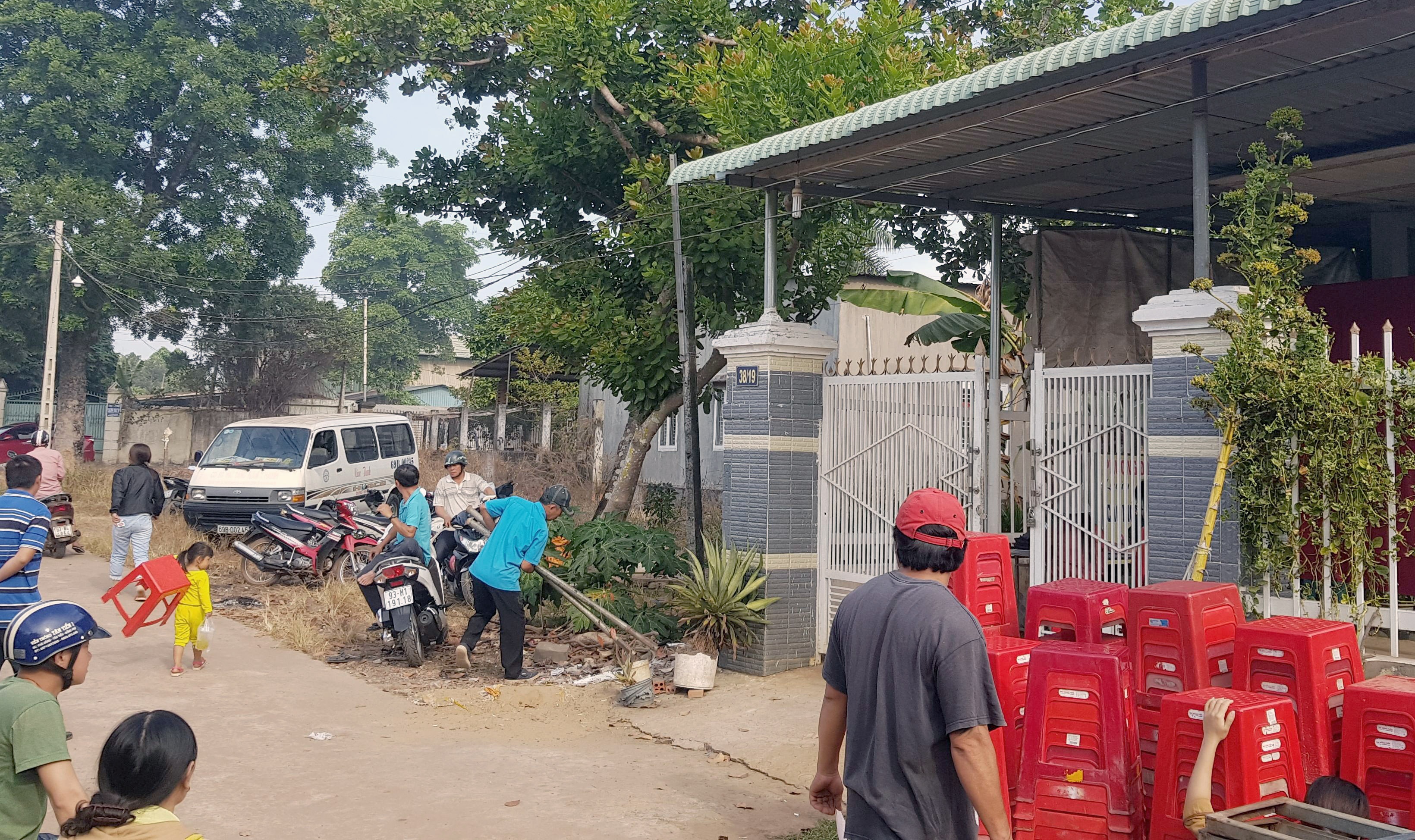 Vo hoang hot phat hien chong treo co sau hien nha hinh anh