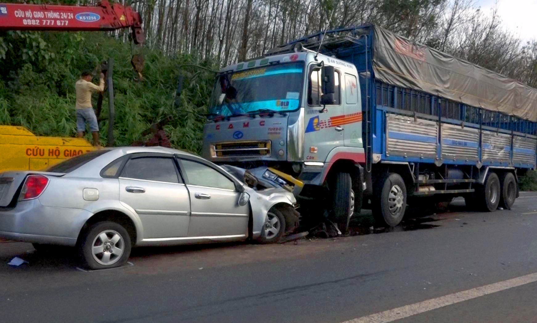 Xe 4 cho dau dau oto tai, tai xe ket cung ben trong hinh anh