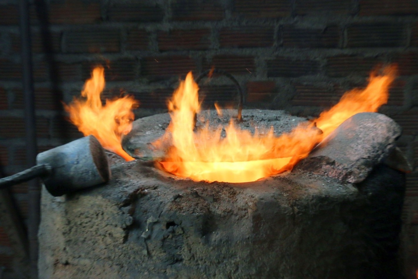 Canh san xuat do dong o lang nghe hon 200 nam hinh anh