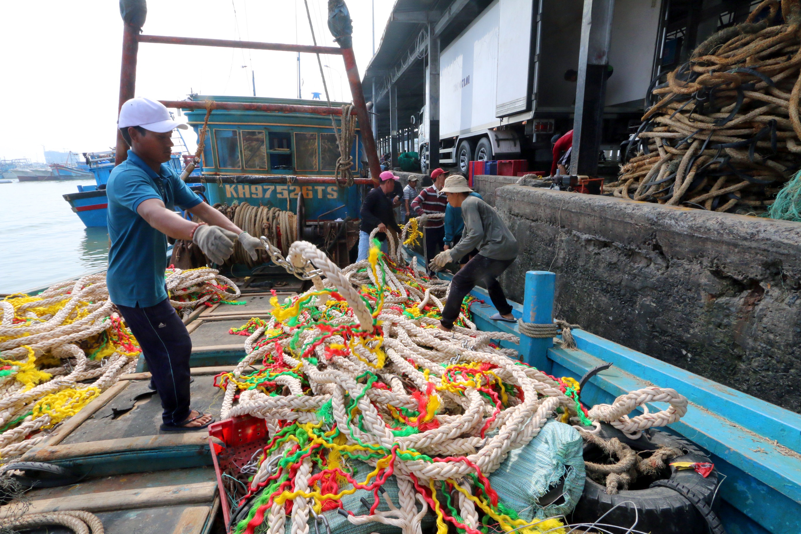 Ngu dan danh bat ca ngay can Tet anh 5