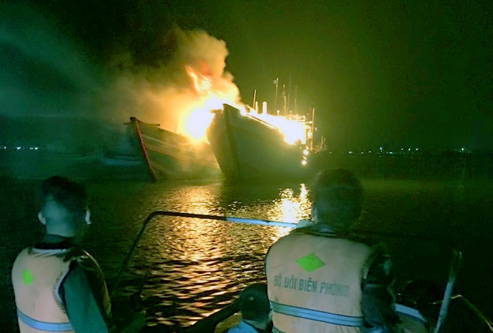 Tau ca chay rui sau khi cung tat nien hinh anh