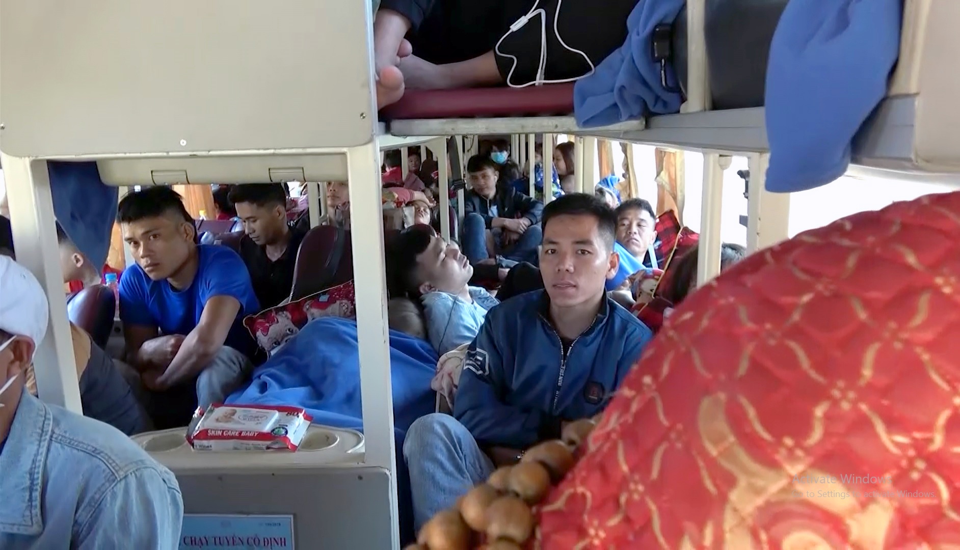 94 nguoi chen nhau tren xe khach ve Nghe An an Tet hinh anh