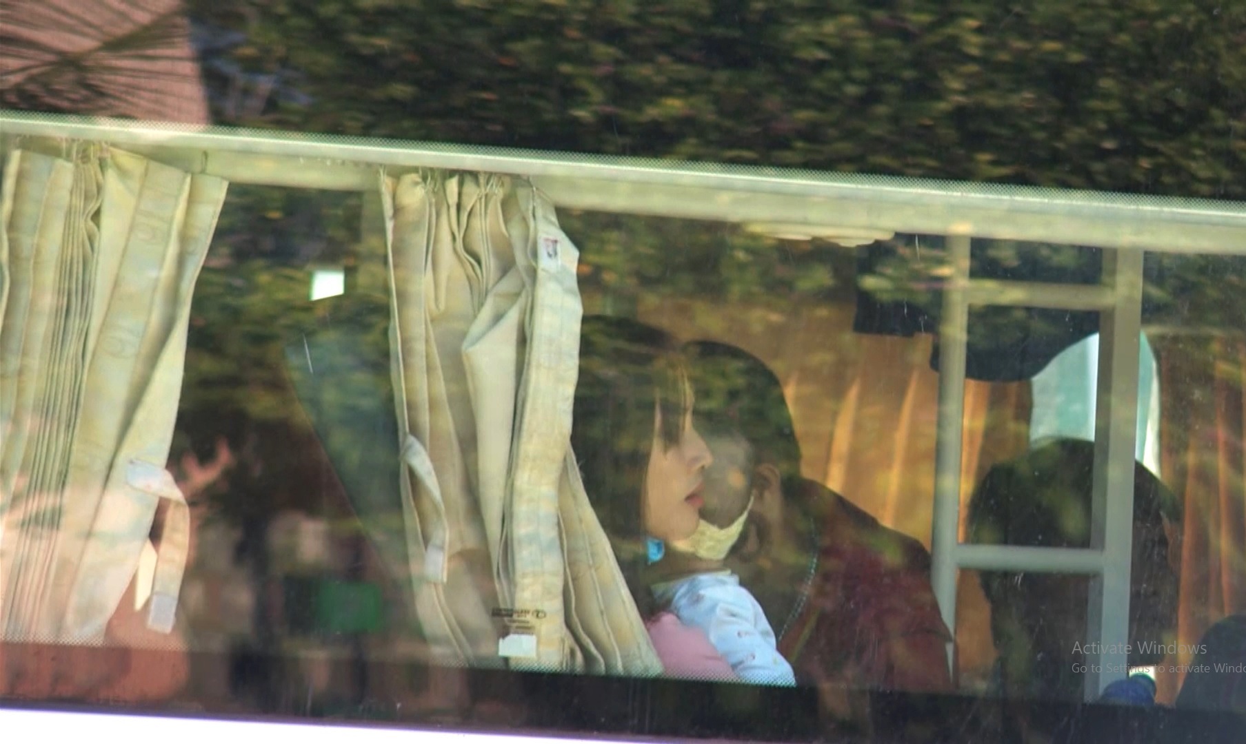 Gan 100 nguoi chen chuc tren xe khach hinh anh