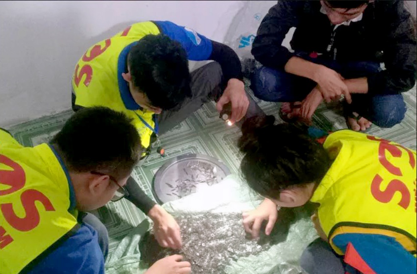 CSGT cung nguoi dan hut dinh thau dem o khu vuc cua ngo TP.HCM hinh anh