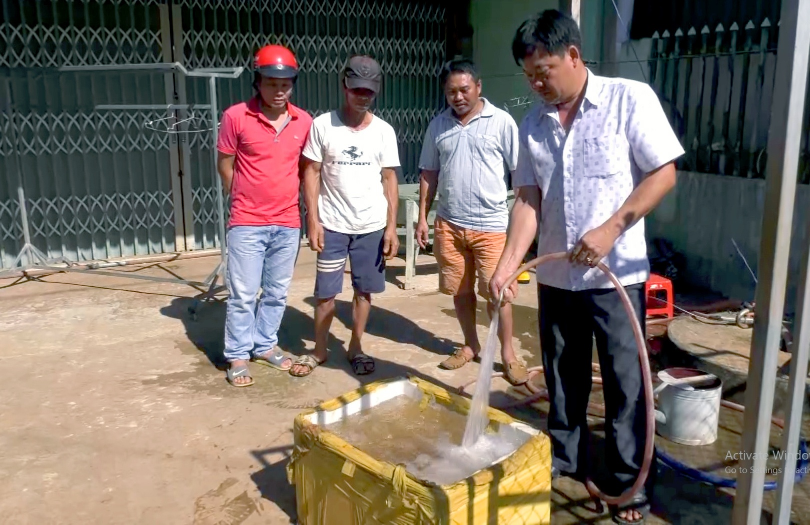 Nguoi dan hoang mang vi nuoc gieng co mui la ngay can Tet hinh anh