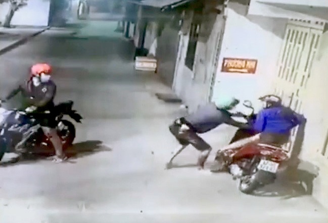 Ke cuop xo be gai, lay chiec xe may hinh anh