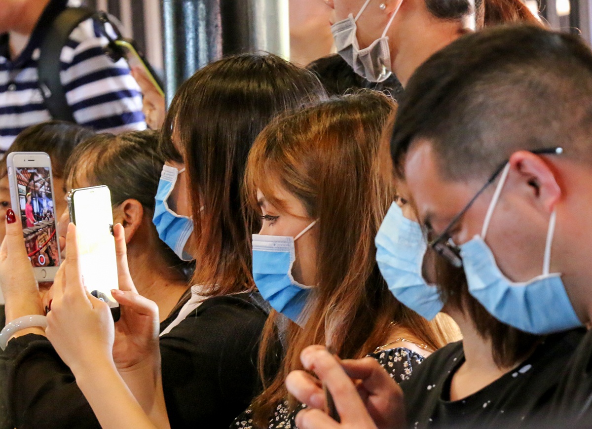 So virus corona, khach Trung Quoc bit khau trang kin mit o Nha Trang hinh anh