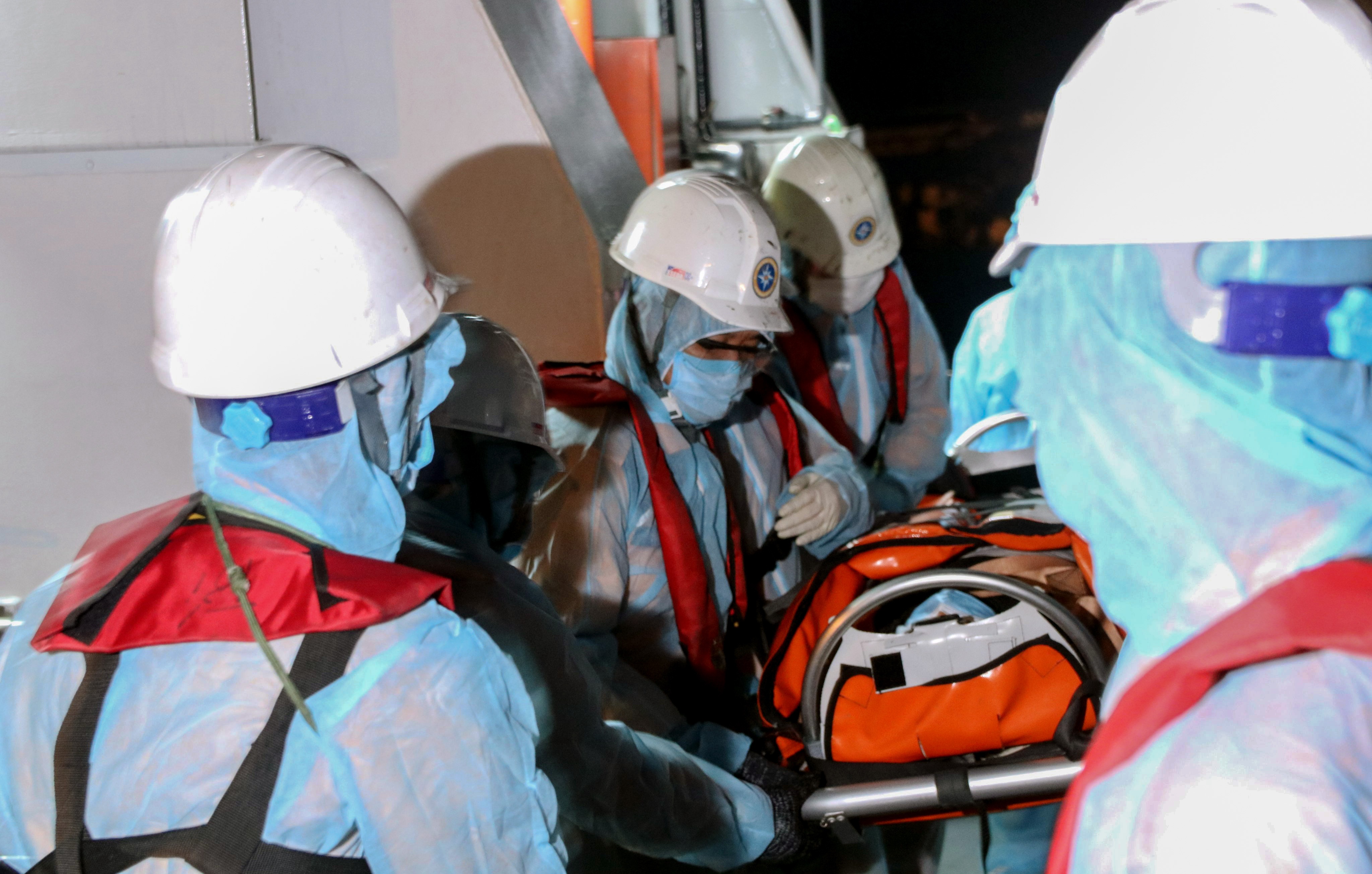 Cuu thuyen vien Philippines bi hon me hinh anh