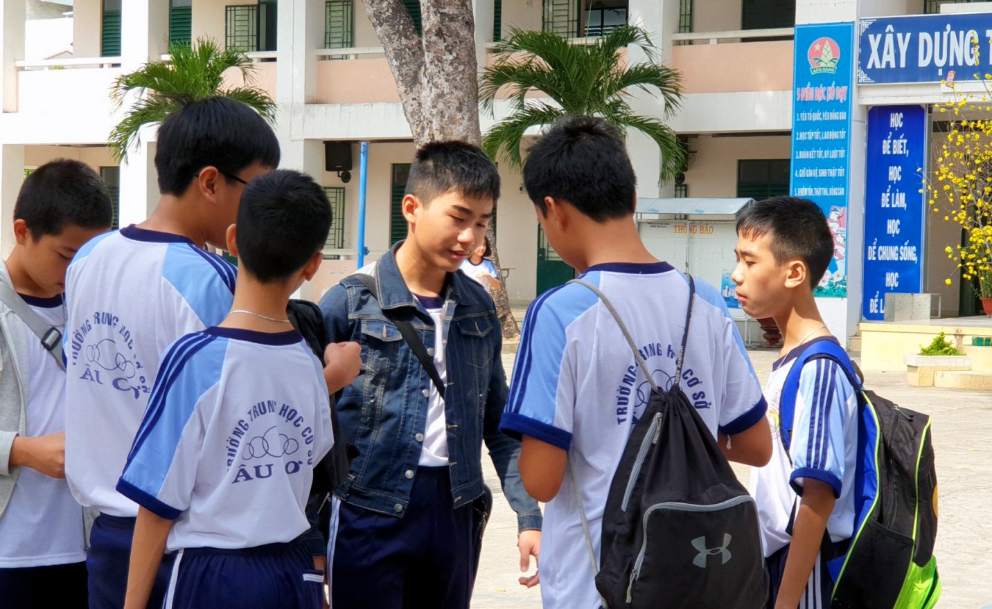 Hoc sinh di hoc sau dich Covid-19 anh 1