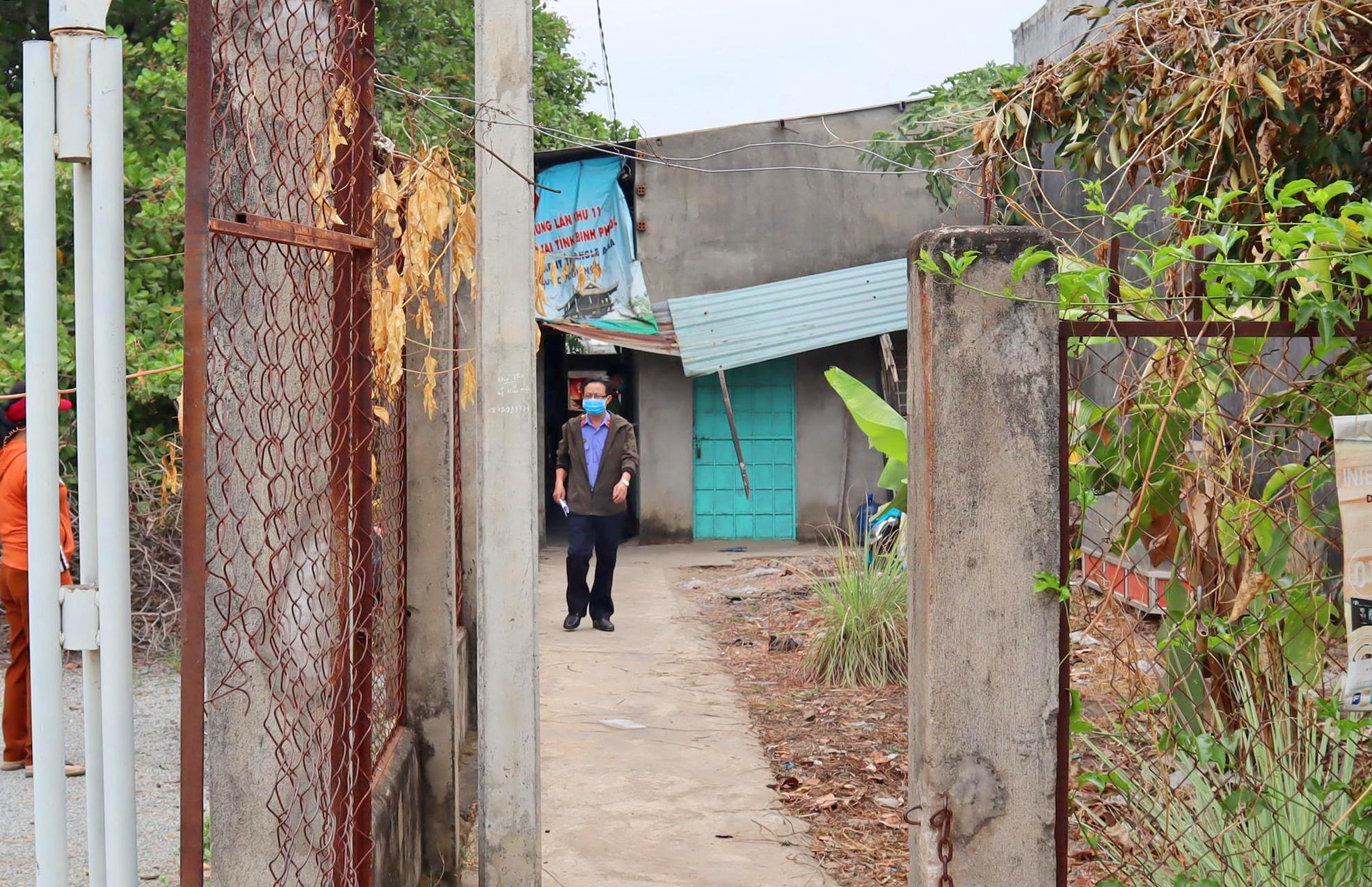 Thi the nguoi dan ong dang phan huy trong phong tro hinh anh