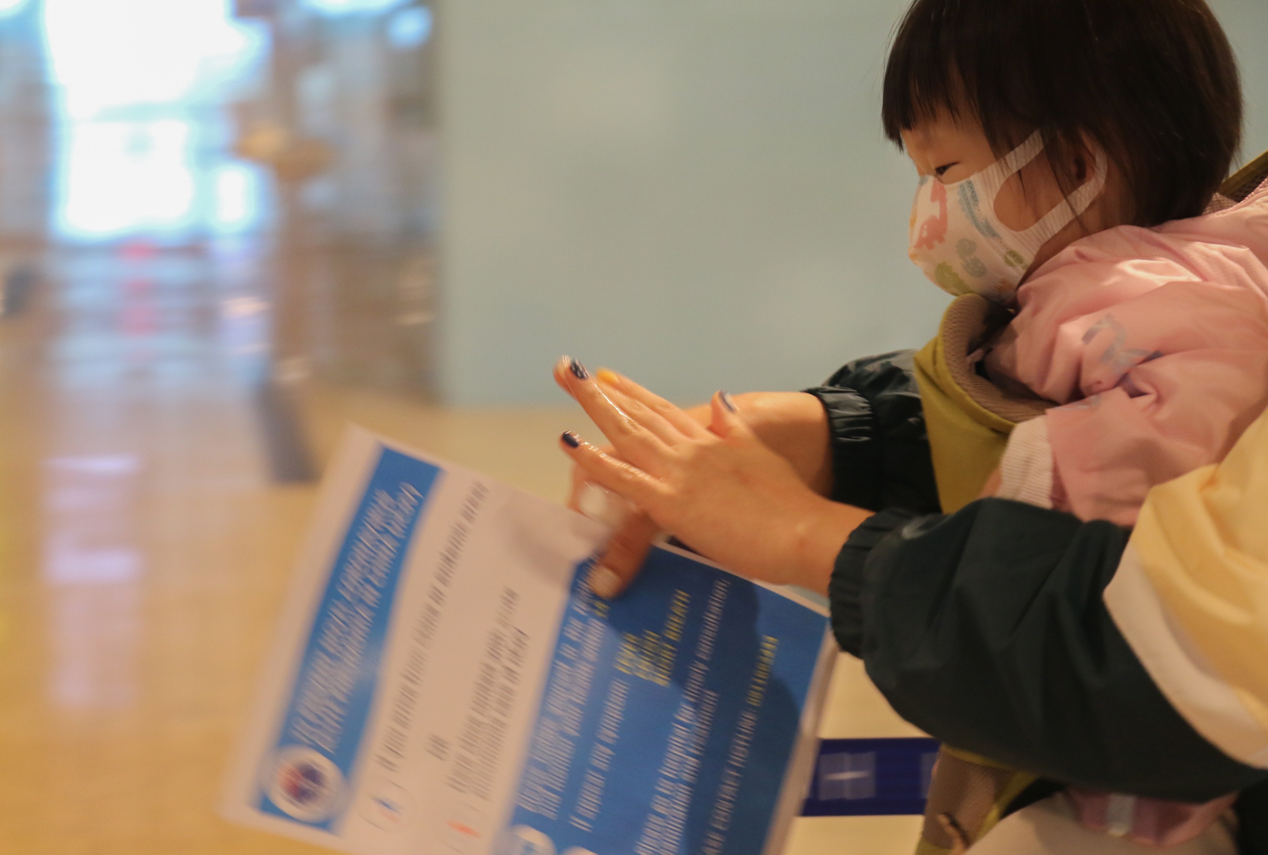 Kiem tra y te du khach o san bay Cam Ranh anh 11