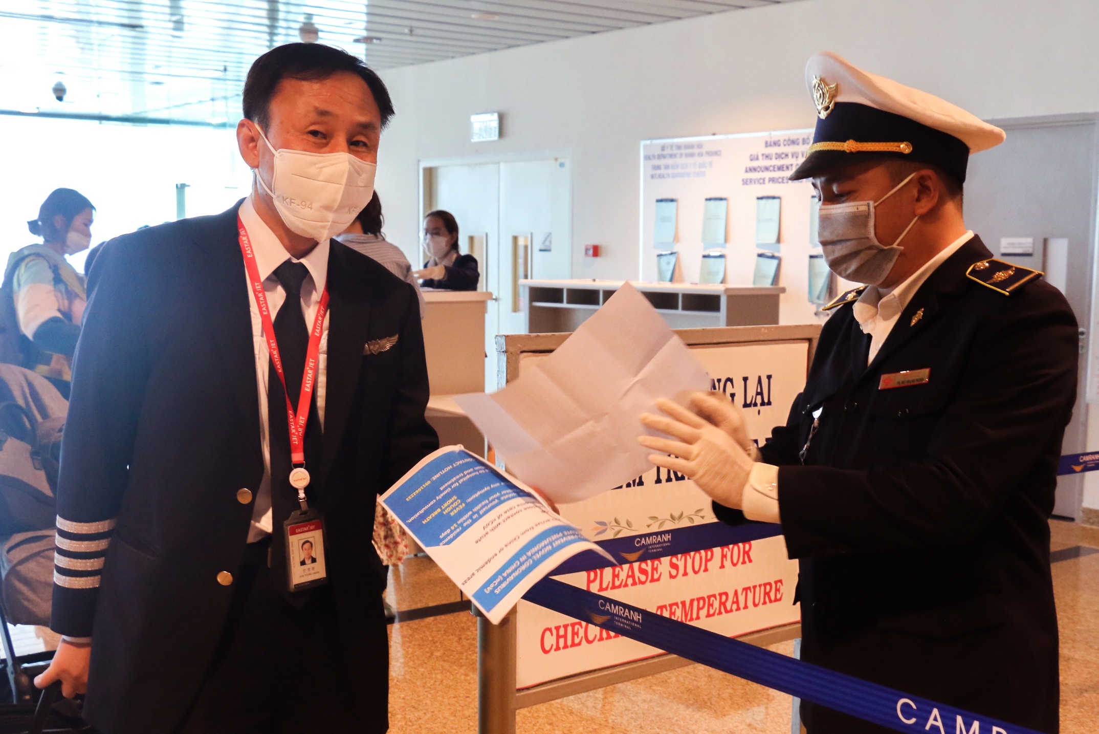 Kiem tra y te du khach o san bay Cam Ranh anh 9