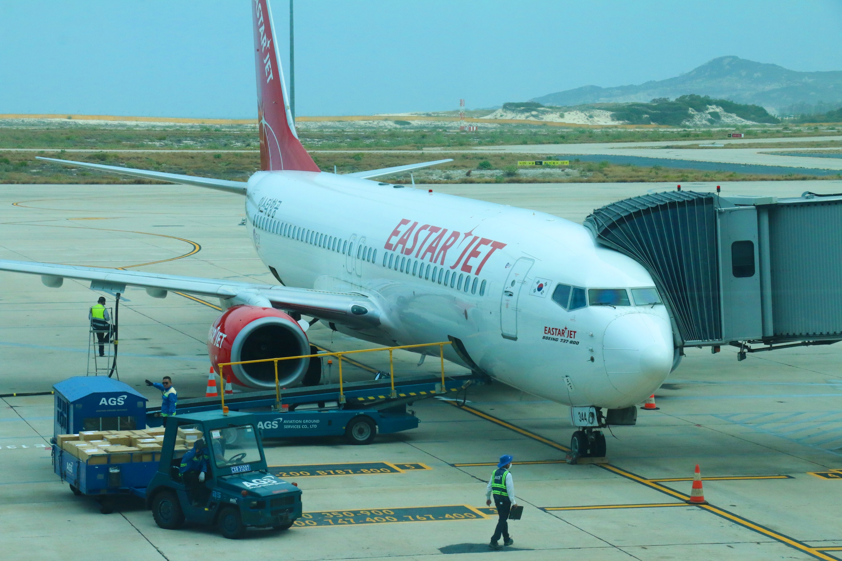 Kiem tra y te du khach o san bay Cam Ranh anh 6