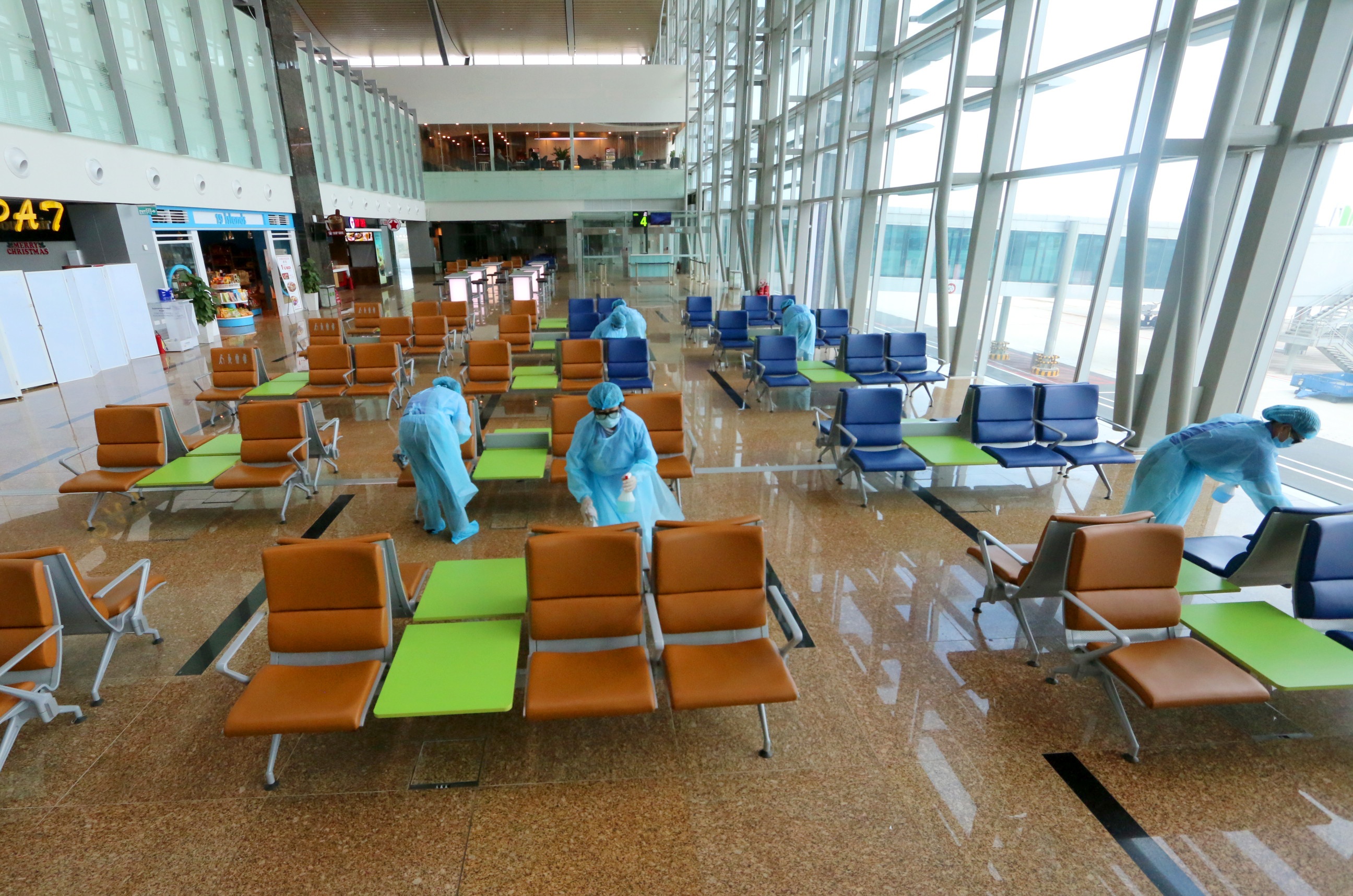 Kiem tra y te du khach o san bay Cam Ranh anh 12