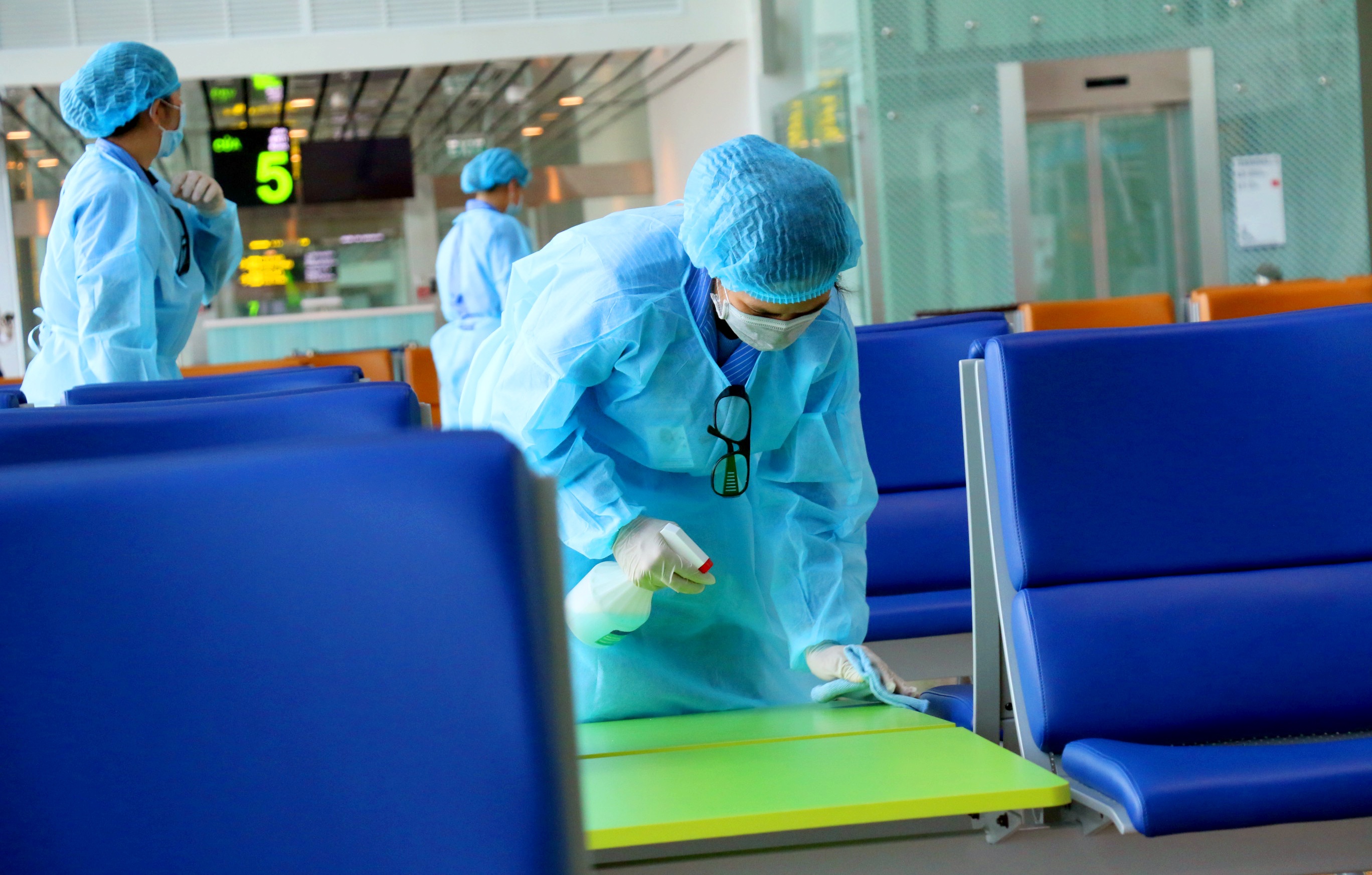 Kiem tra y te du khach o san bay Cam Ranh anh 13