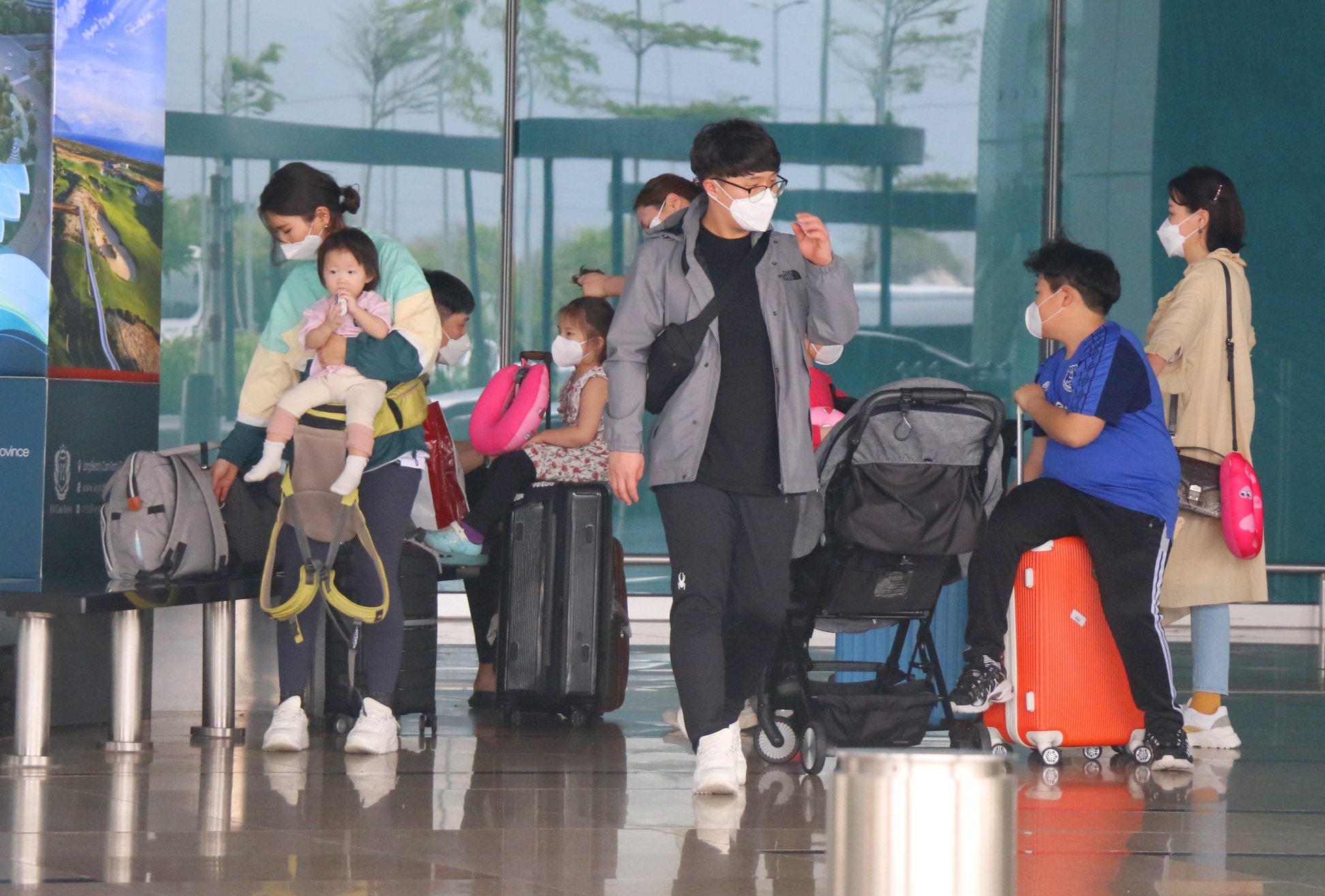 Kiem tra y te du khach o san bay Cam Ranh anh 15