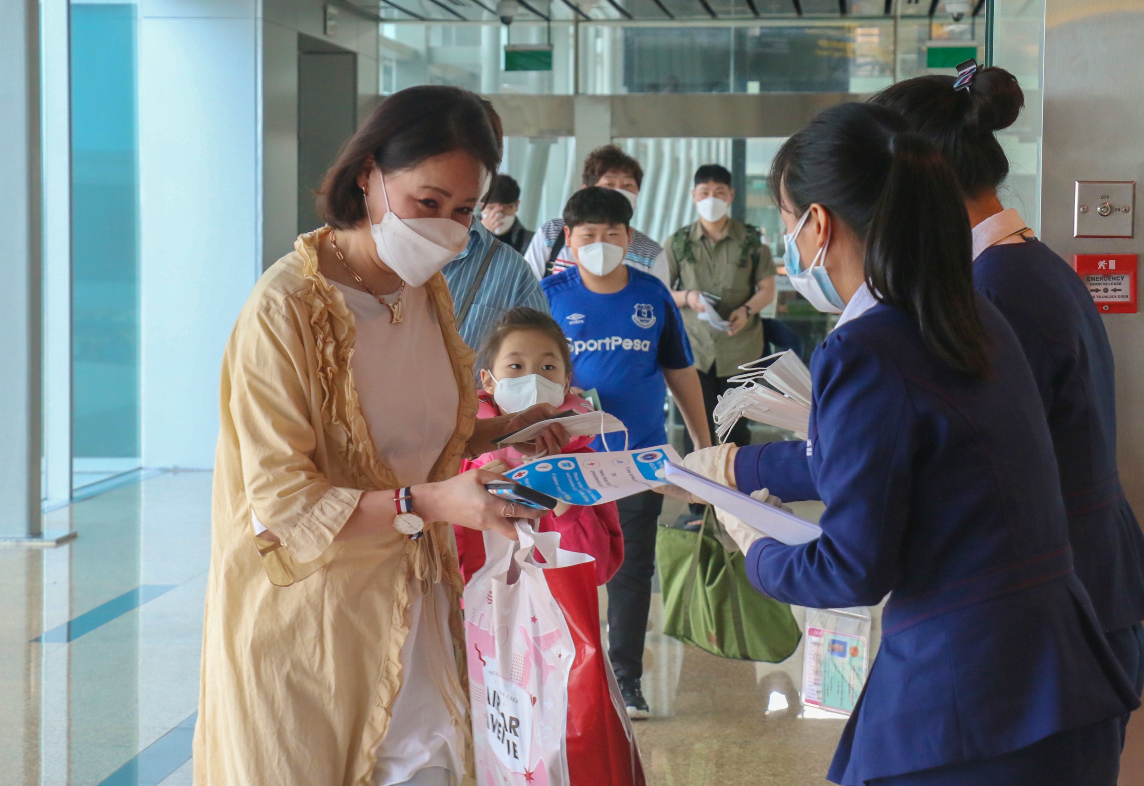 Kiem tra y te du khach o san bay Cam Ranh anh 7