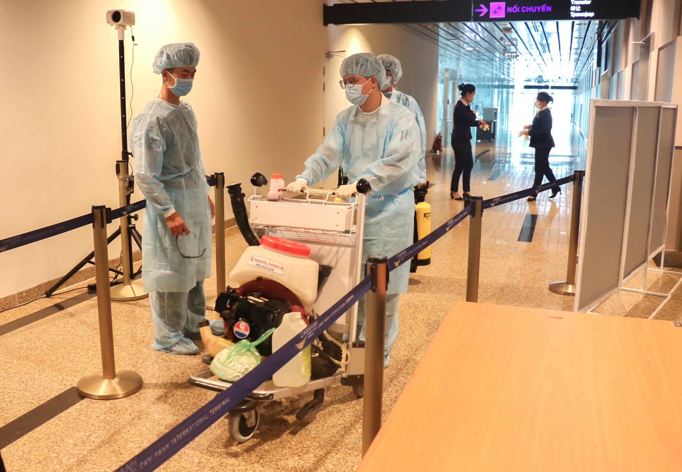 Kiem tra y te du khach o san bay Cam Ranh anh 14