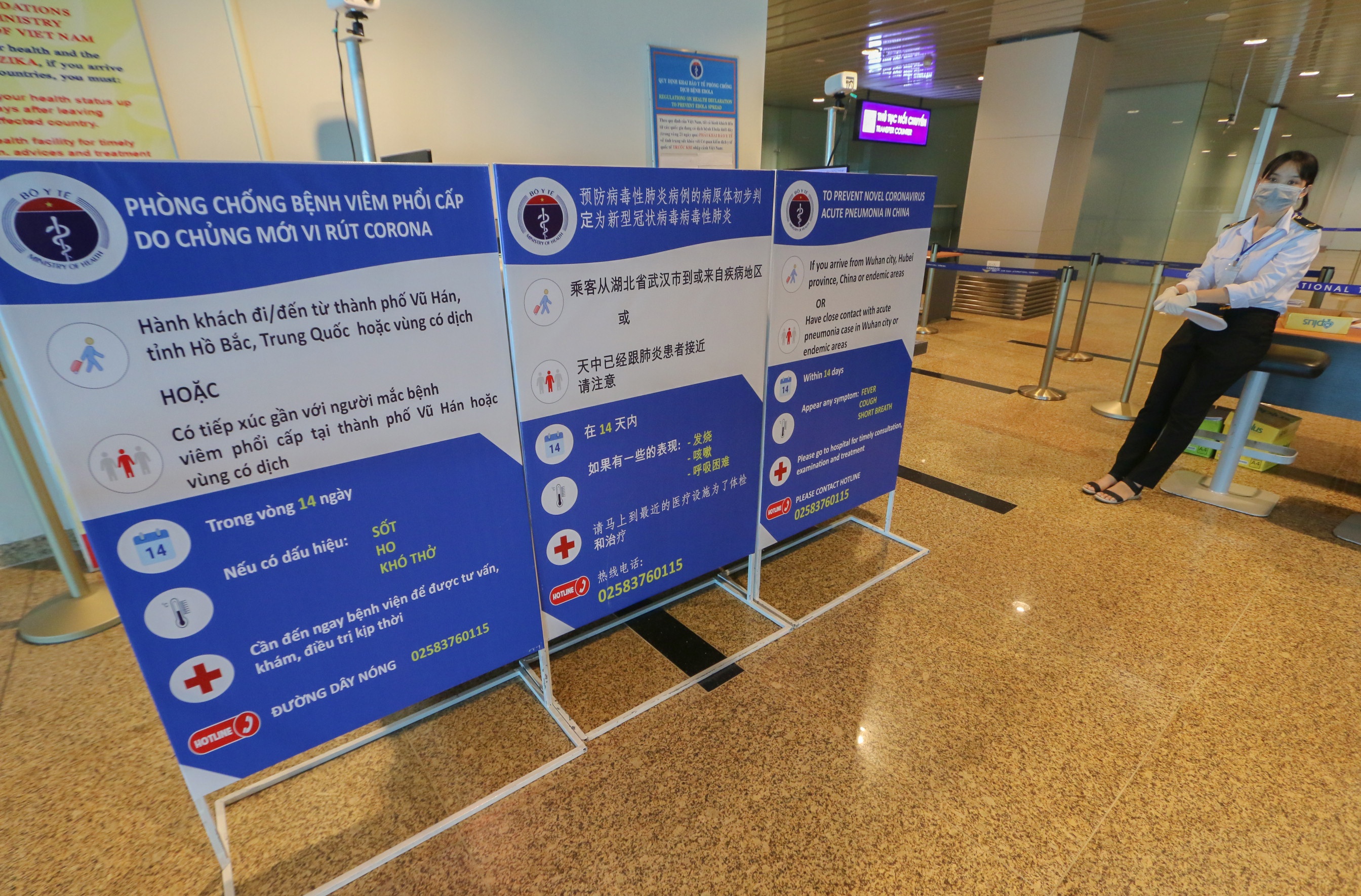 Kiem tra y te du khach o san bay Cam Ranh anh 2