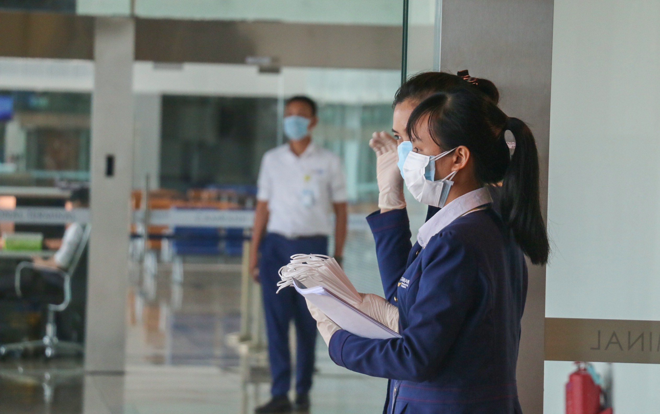 Kiem tra y te du khach o san bay Cam Ranh anh 5