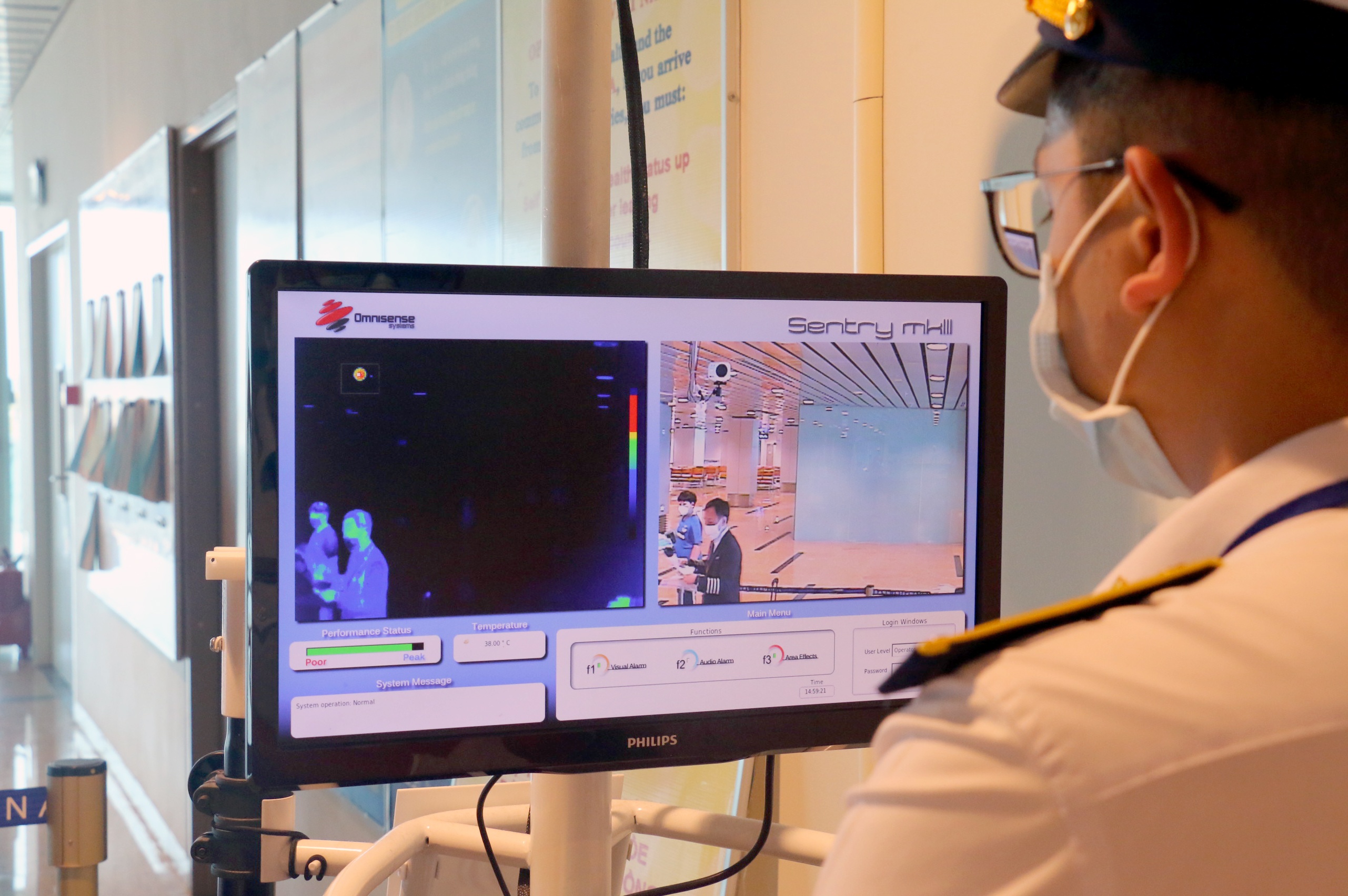 Kiem tra y te du khach o san bay Cam Ranh anh 10