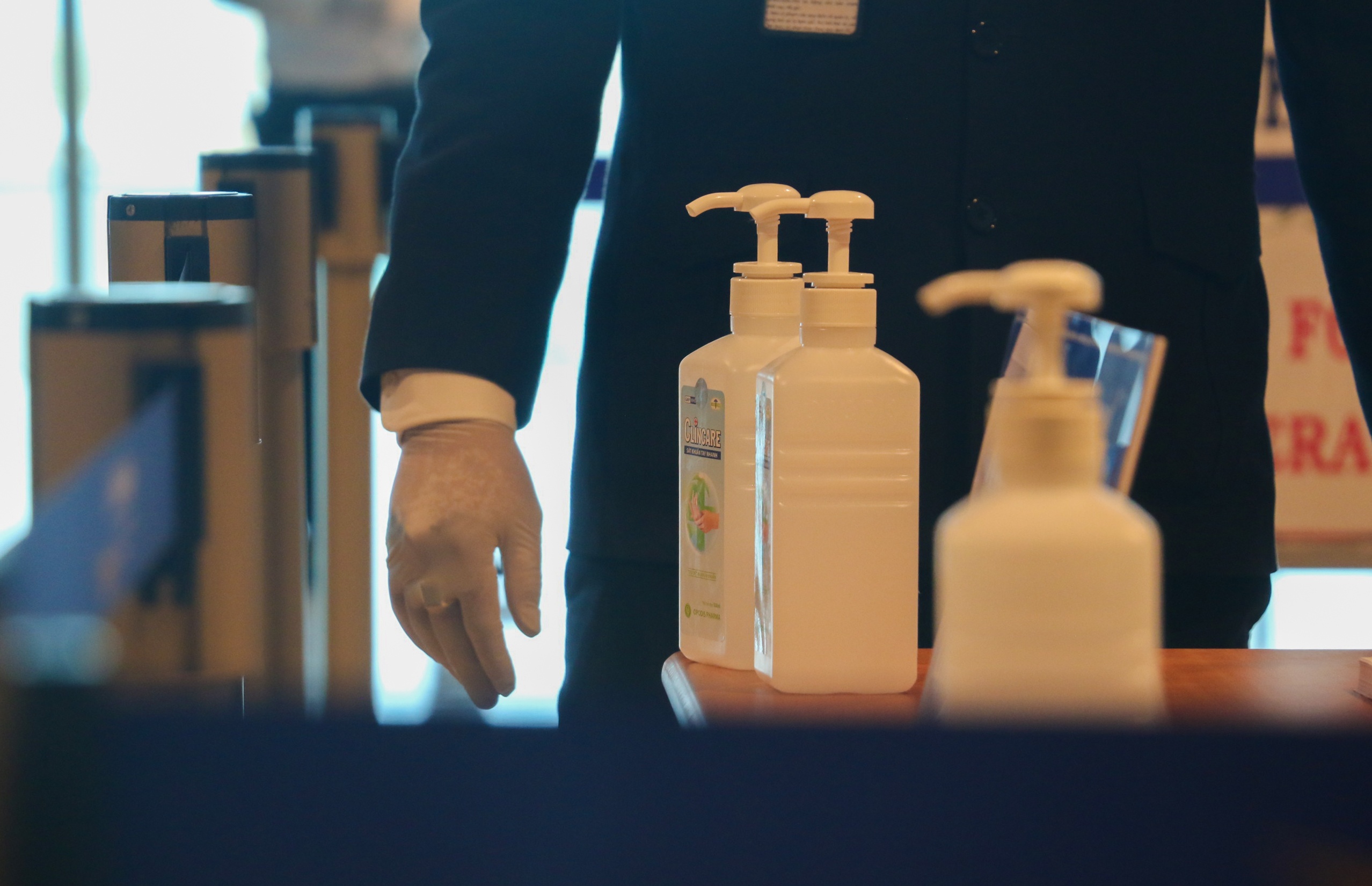 Kiem tra y te du khach o san bay Cam Ranh anh 4