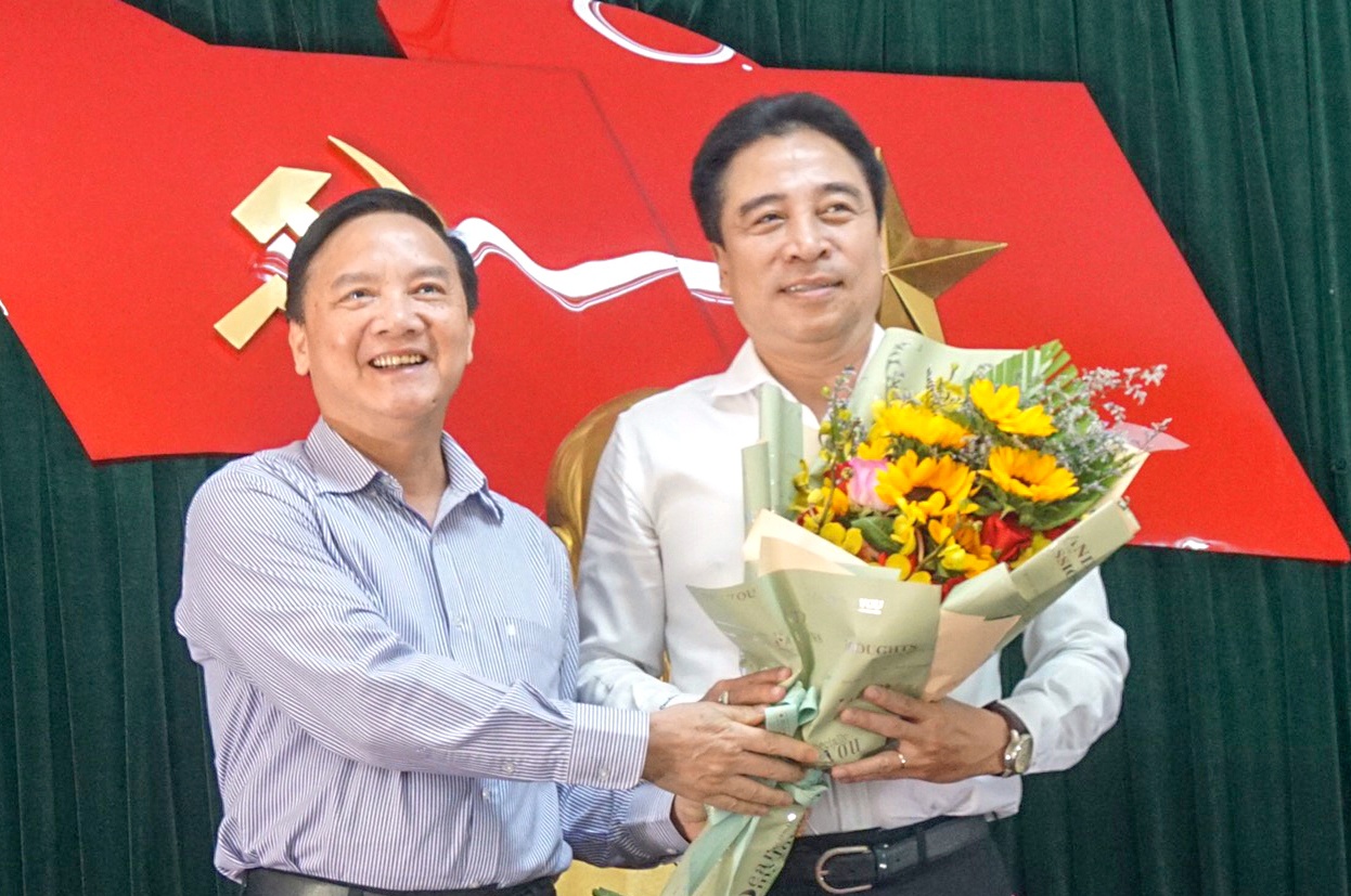 Ong Nguyen Khac Toan lam Pho bi thu Tinh uy Khanh Hoa hinh anh