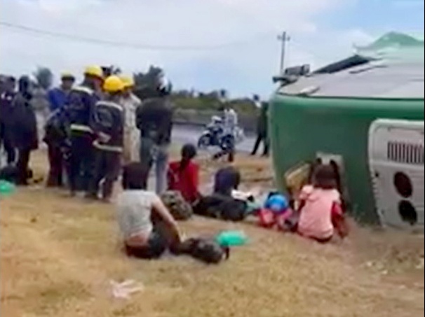 Oto lao xuong muong, gan chuc hanh khach nhap vien hinh anh