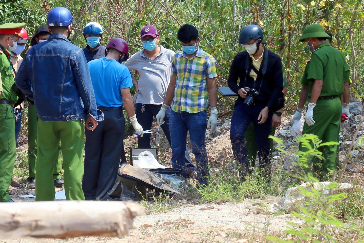 Canh sat mo vali quan bang keo chua thi the nguoi hinh anh