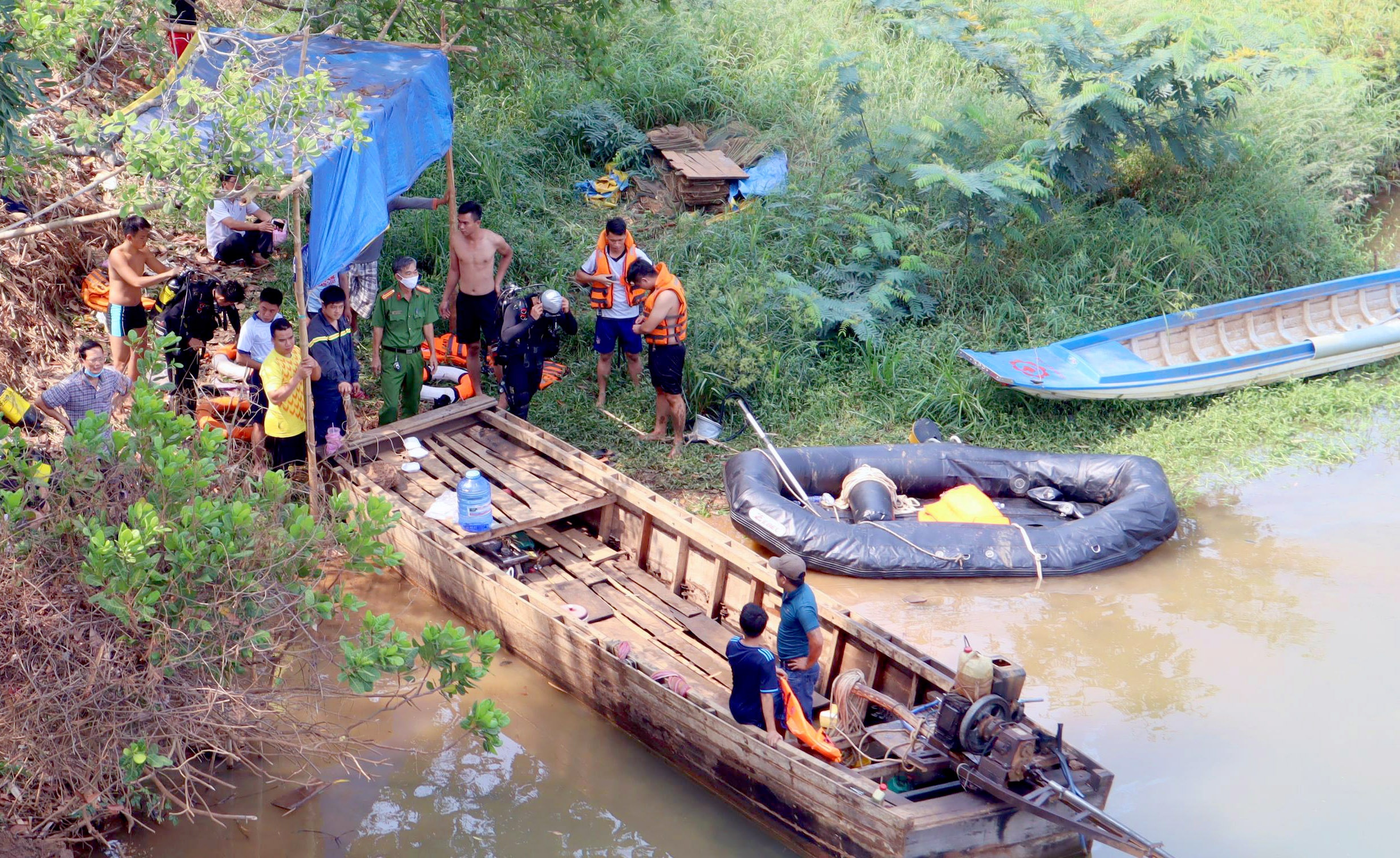 Tim thay thi the nguoi me nhay cau tu tu truoc mat 2 con gai hinh anh